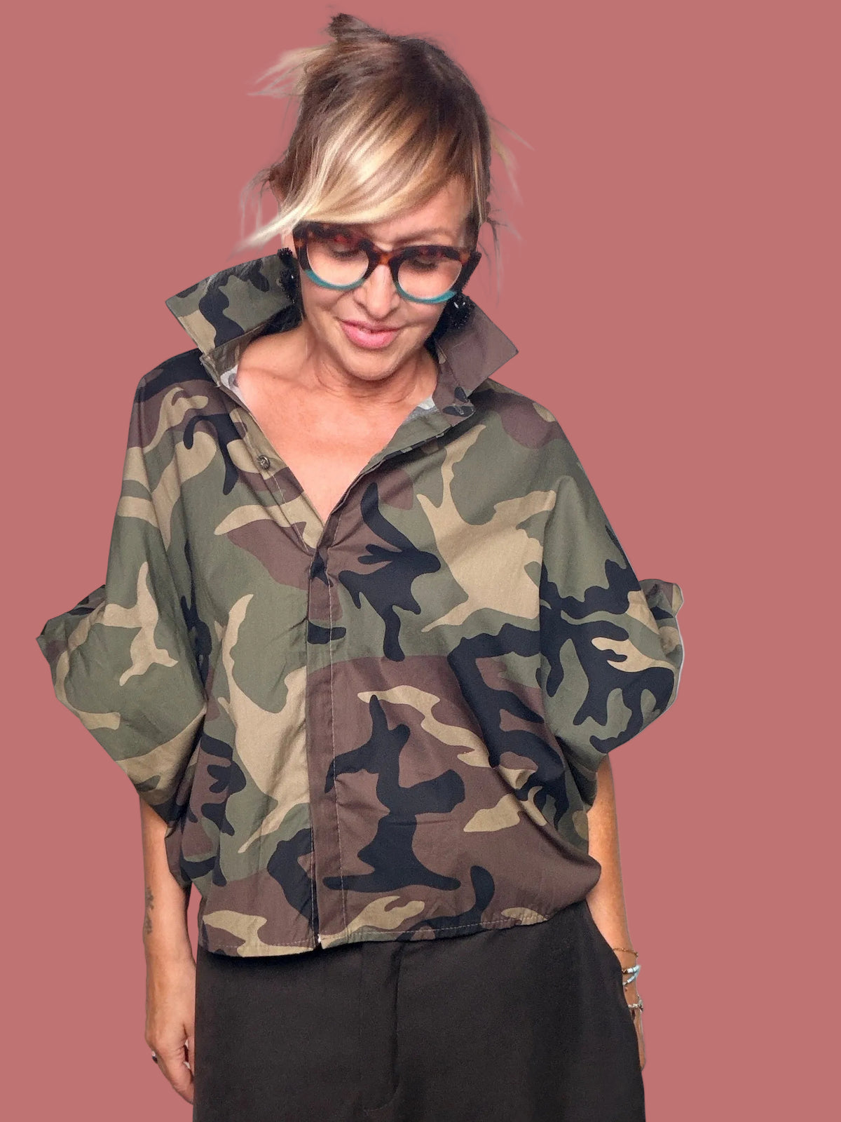 Camicia camouflage dalla linea ampia