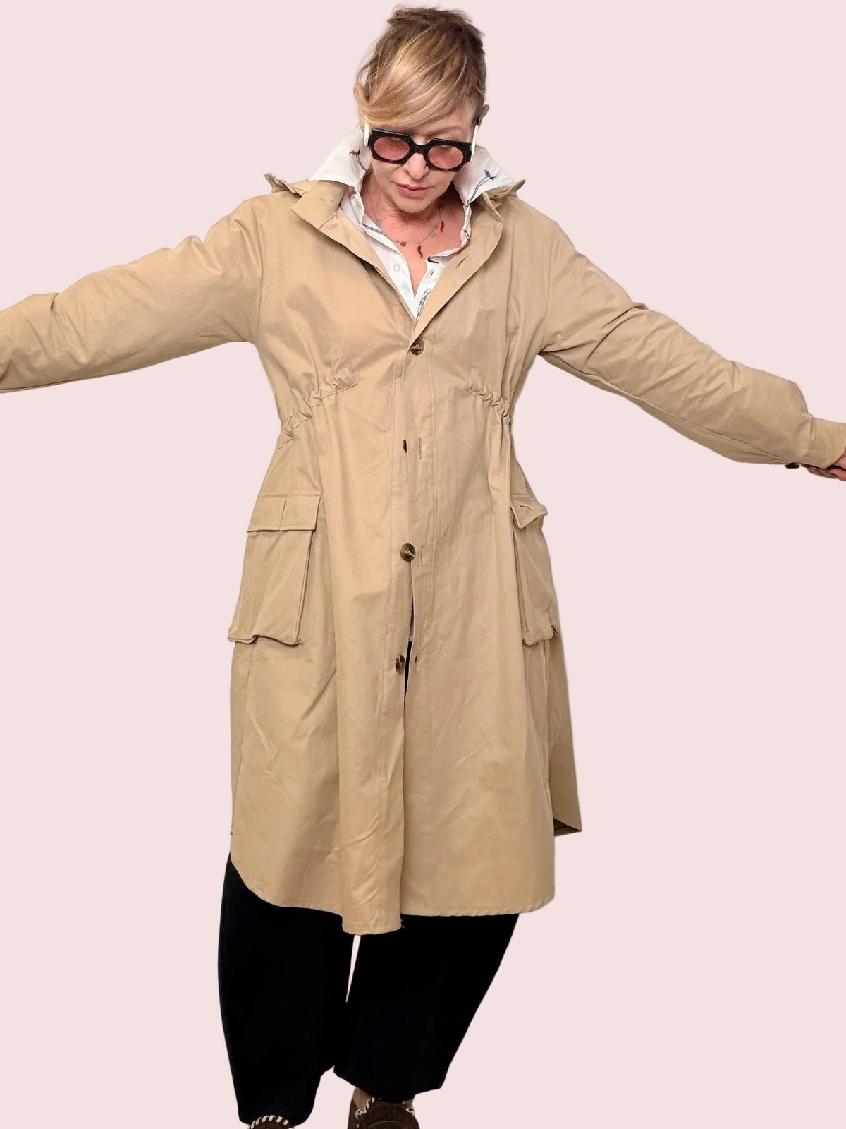 Impermeabile Beige Cargo con Cappuccio e Zip posteriore