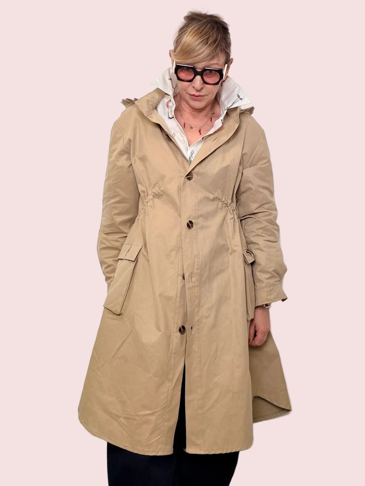 Impermeabile Beige Cargo con Cappuccio e Zip posteriore