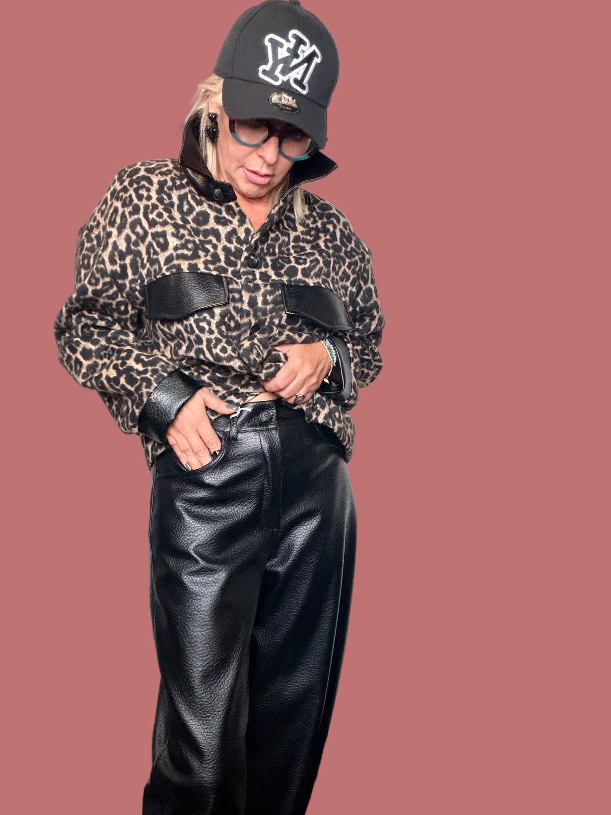 Dettaglio del pantalone Female nero effetto pelle con passanti e tasche anteriori