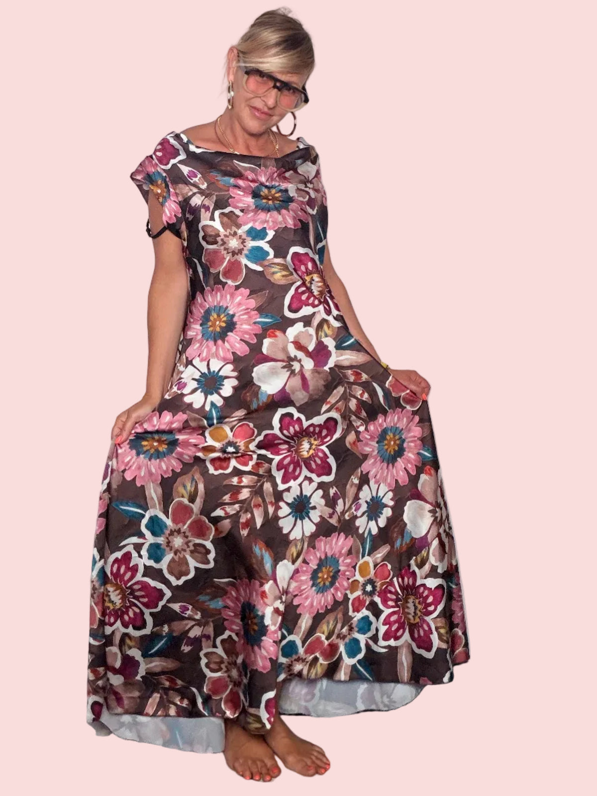 Abito Maxi in Raso Stampa Floreale Maxi Fondo Marrone