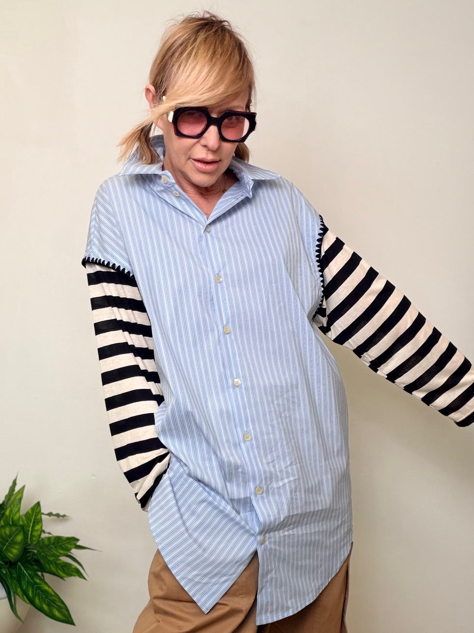 Camicia Azzurra Righe con Maniche a Righe Bianche e Nere Oversize