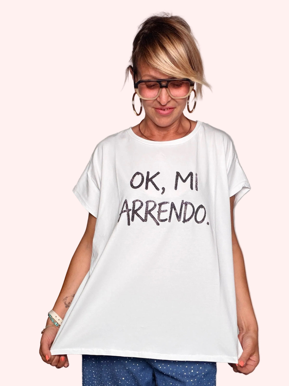 T-Shirt Oversize "Ok, mi arrendo." con Scritta in Strass