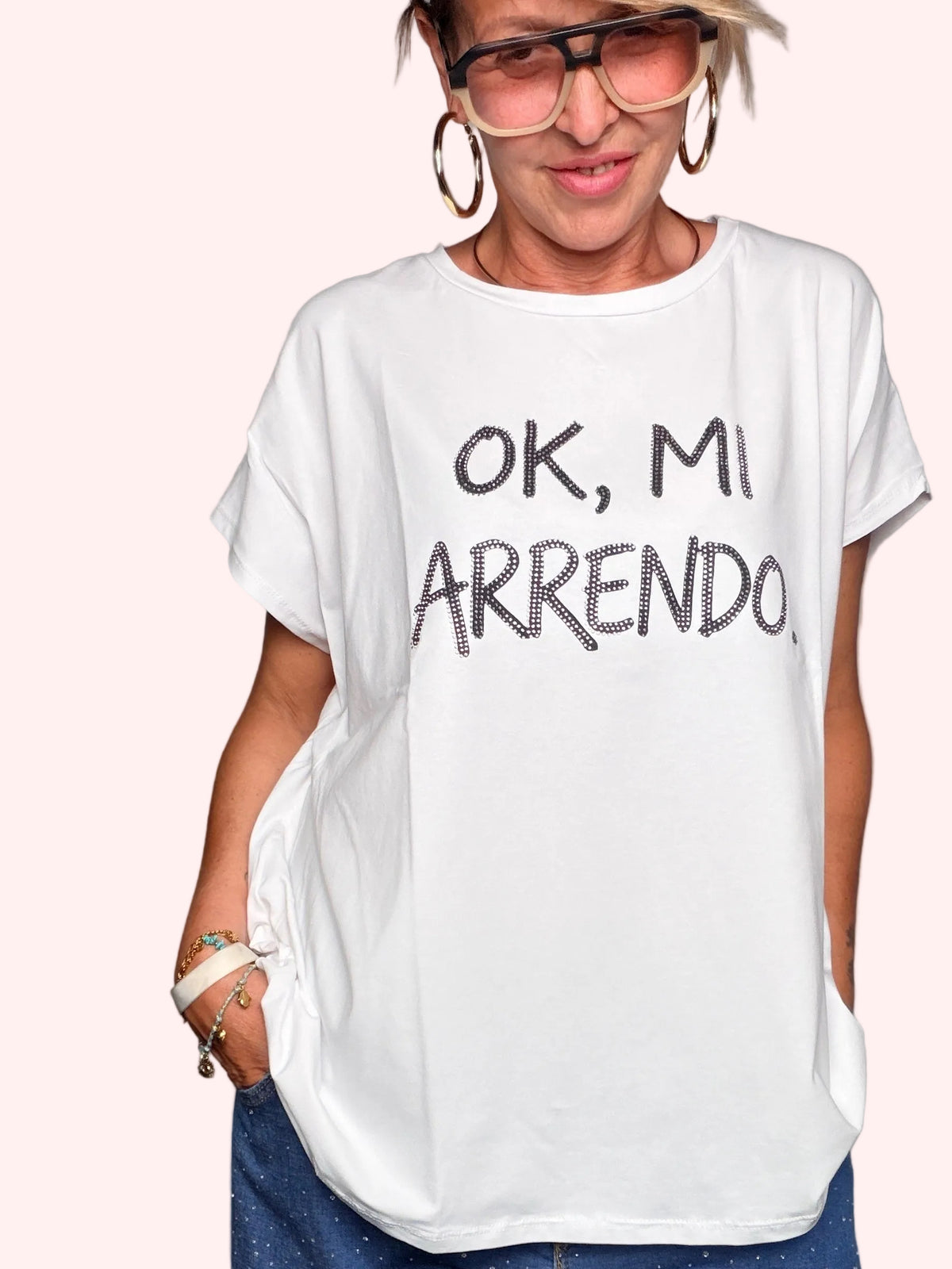 T-Shirt Oversize "Ok, mi arrendo." con Scritta in Strass