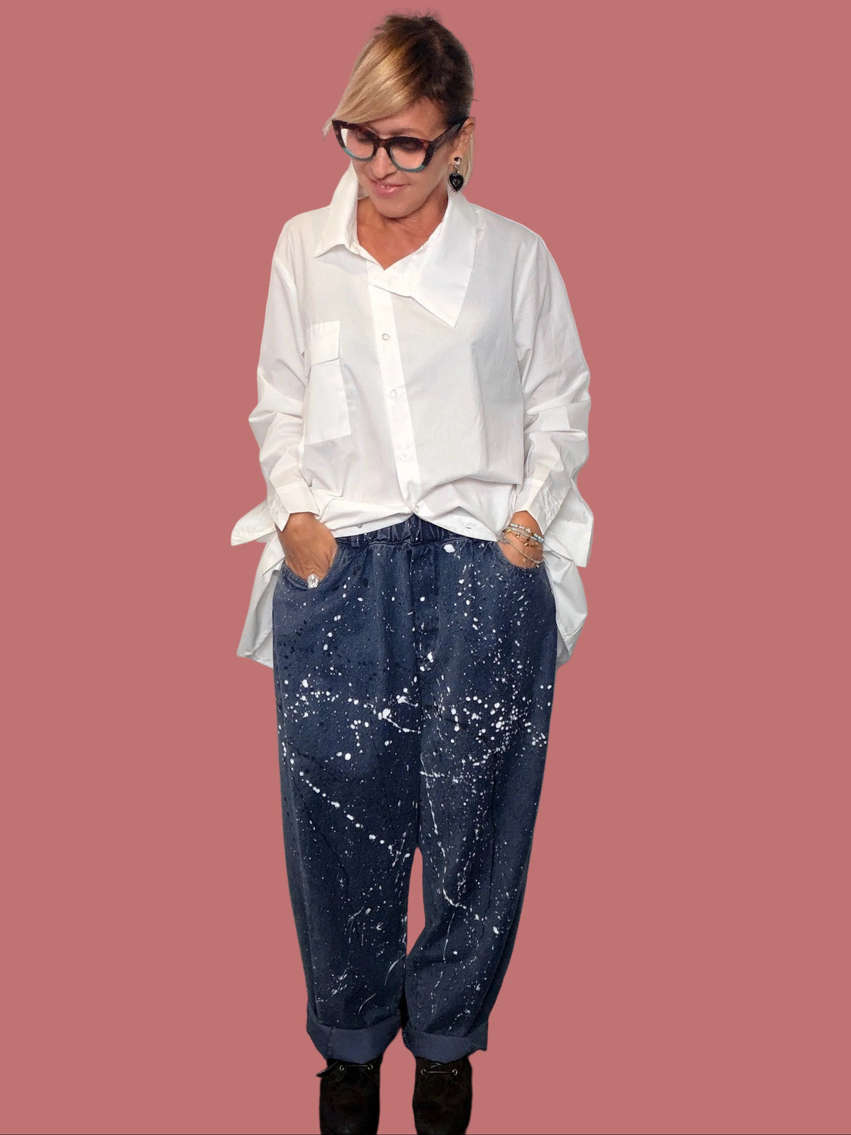 Jeans Flo&Poi blu, dettaglio della vita e della stampa a spruzzi