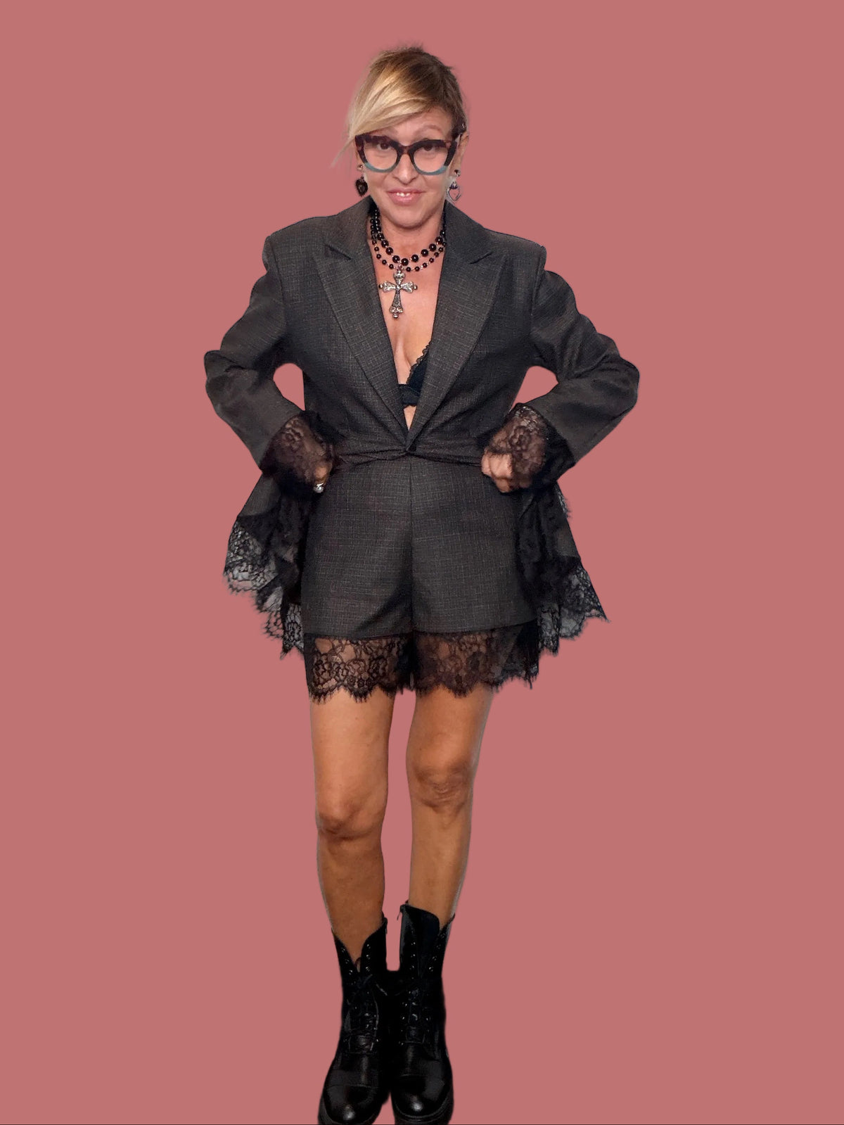 Shorts Female, dettaglio del bordo floreale in pizzo nero