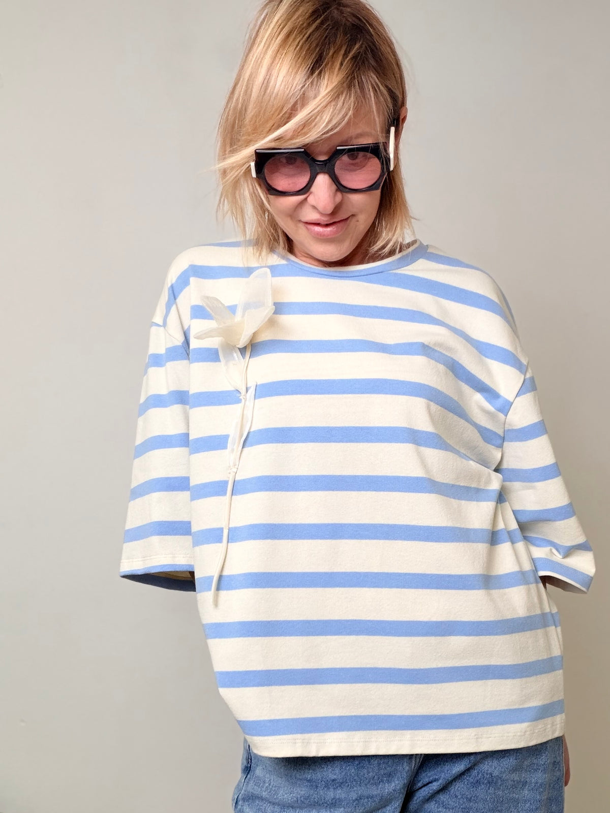 Maglia oversize righe bianche marroni fiore applicato