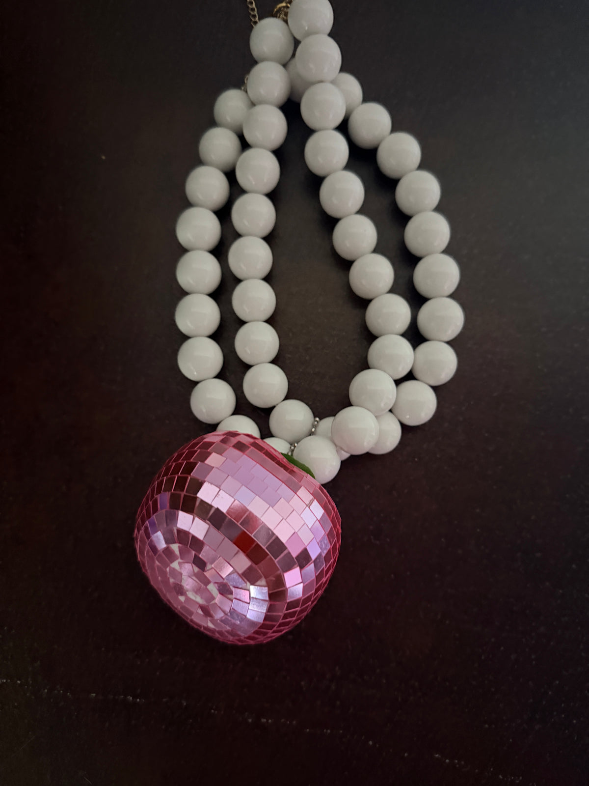Collana Perle Bianche con Pendente Disco Ball Rosa