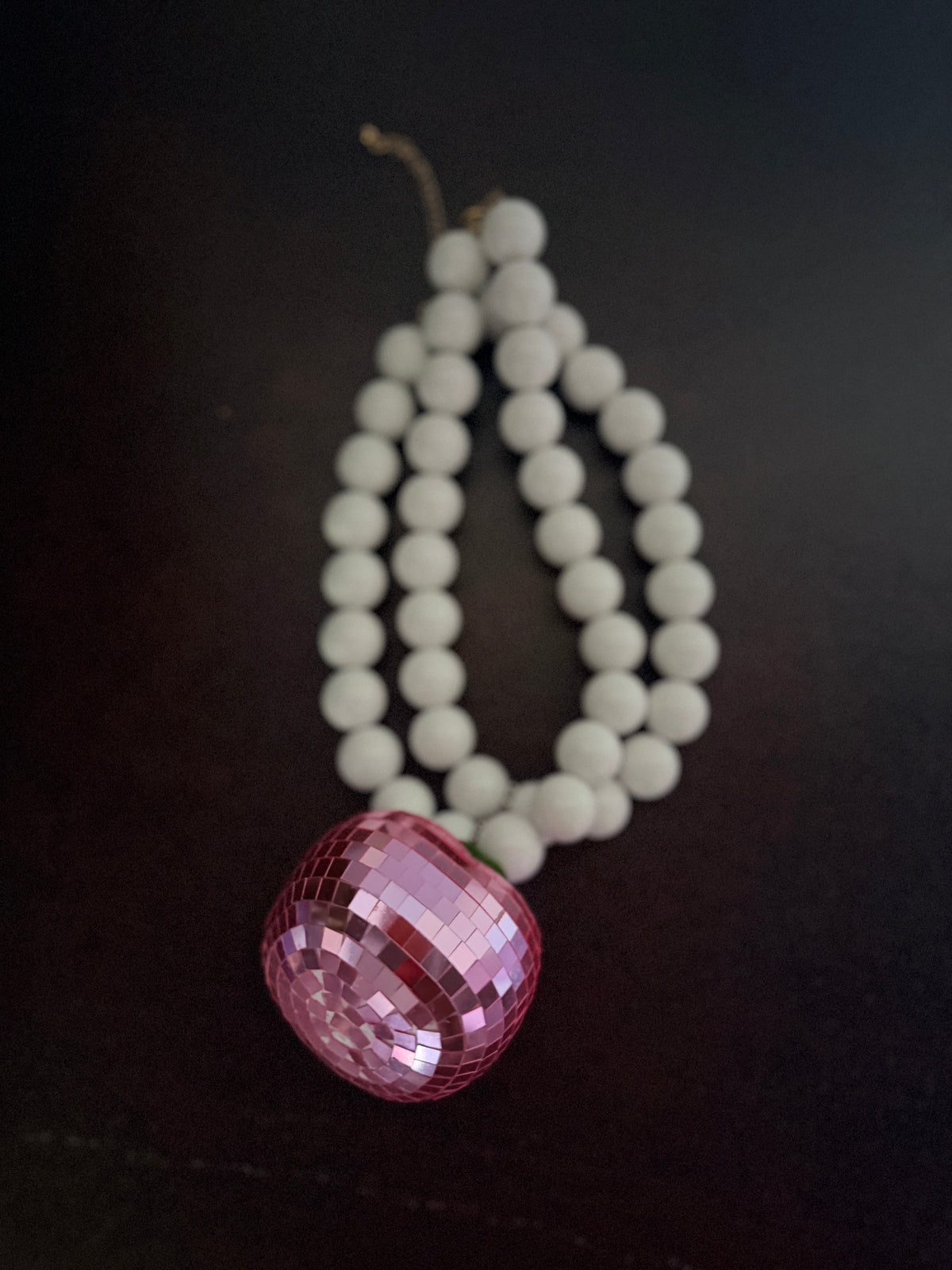 Collana Perle Bianche con Pendente Disco Ball Rosa