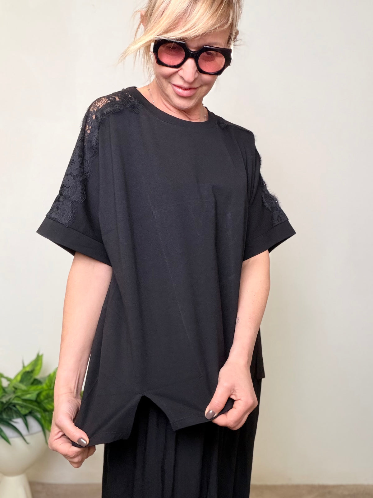 T-Shirt Oversize con Dettagli