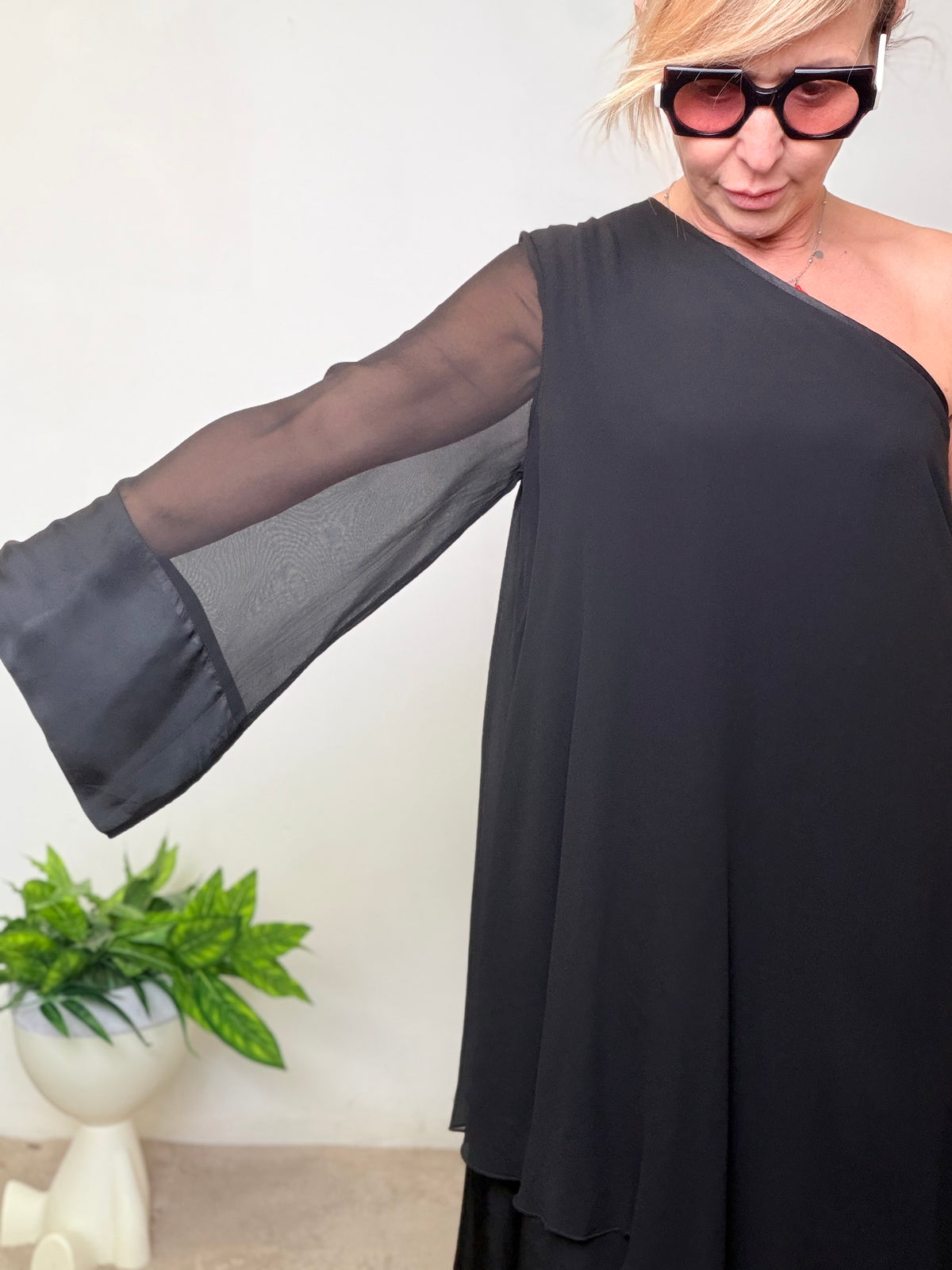 Abito nero monospalla manica tulle gonna asimmetrica