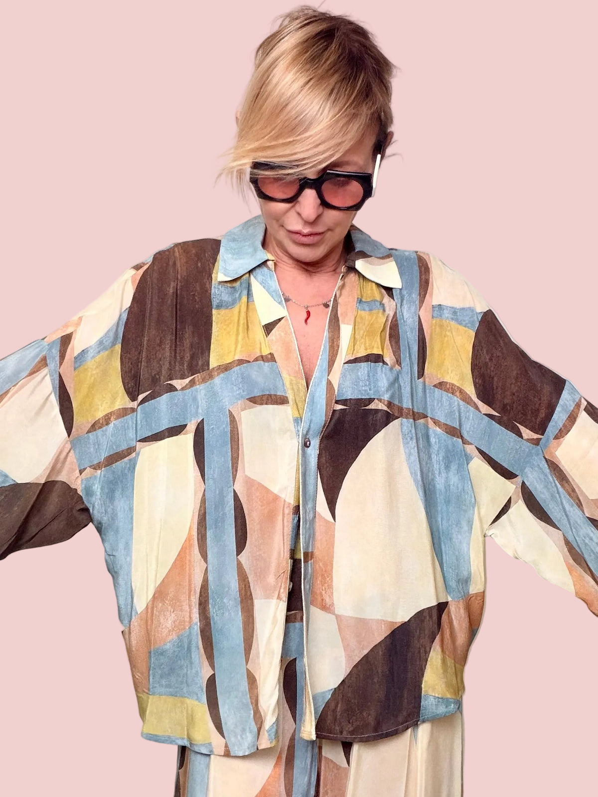 Camicia oversize stampa geometrica multicolor applicazioni dorate