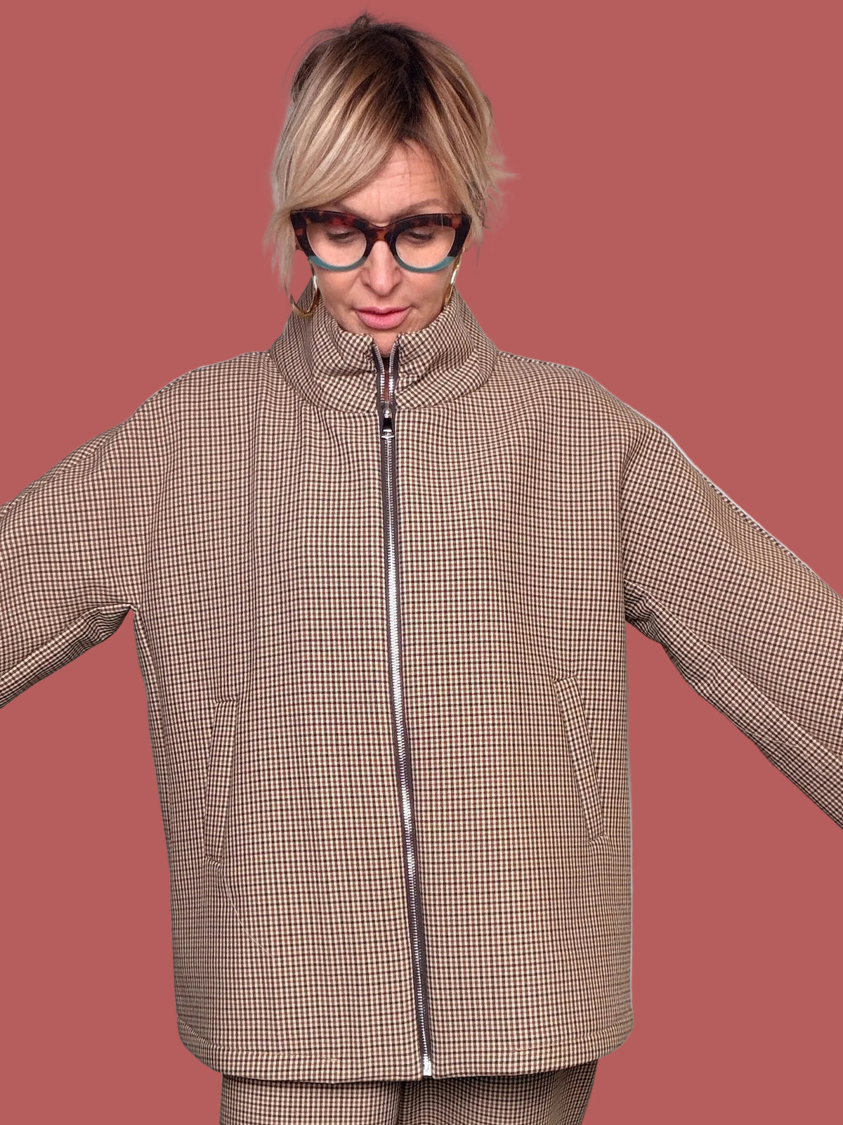 Giacca in neoprene accoppiato con collo alto e zip