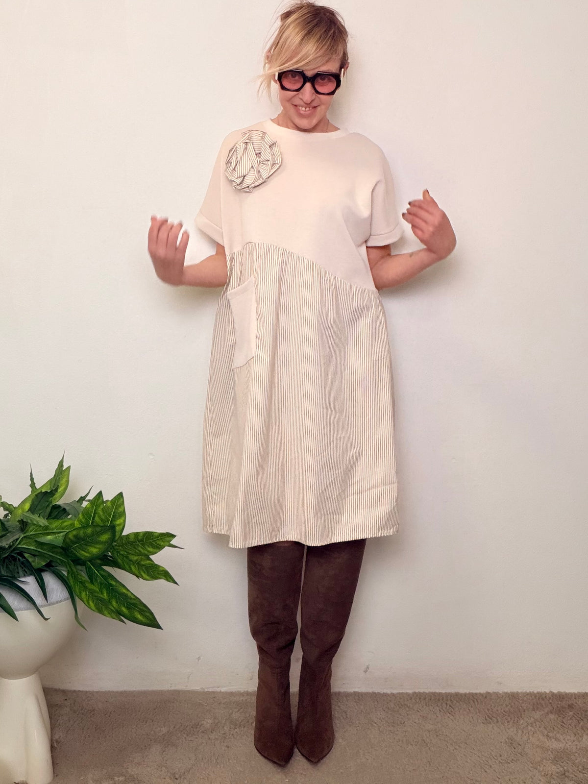 Abito bianco gonna righe beige fiore applicato