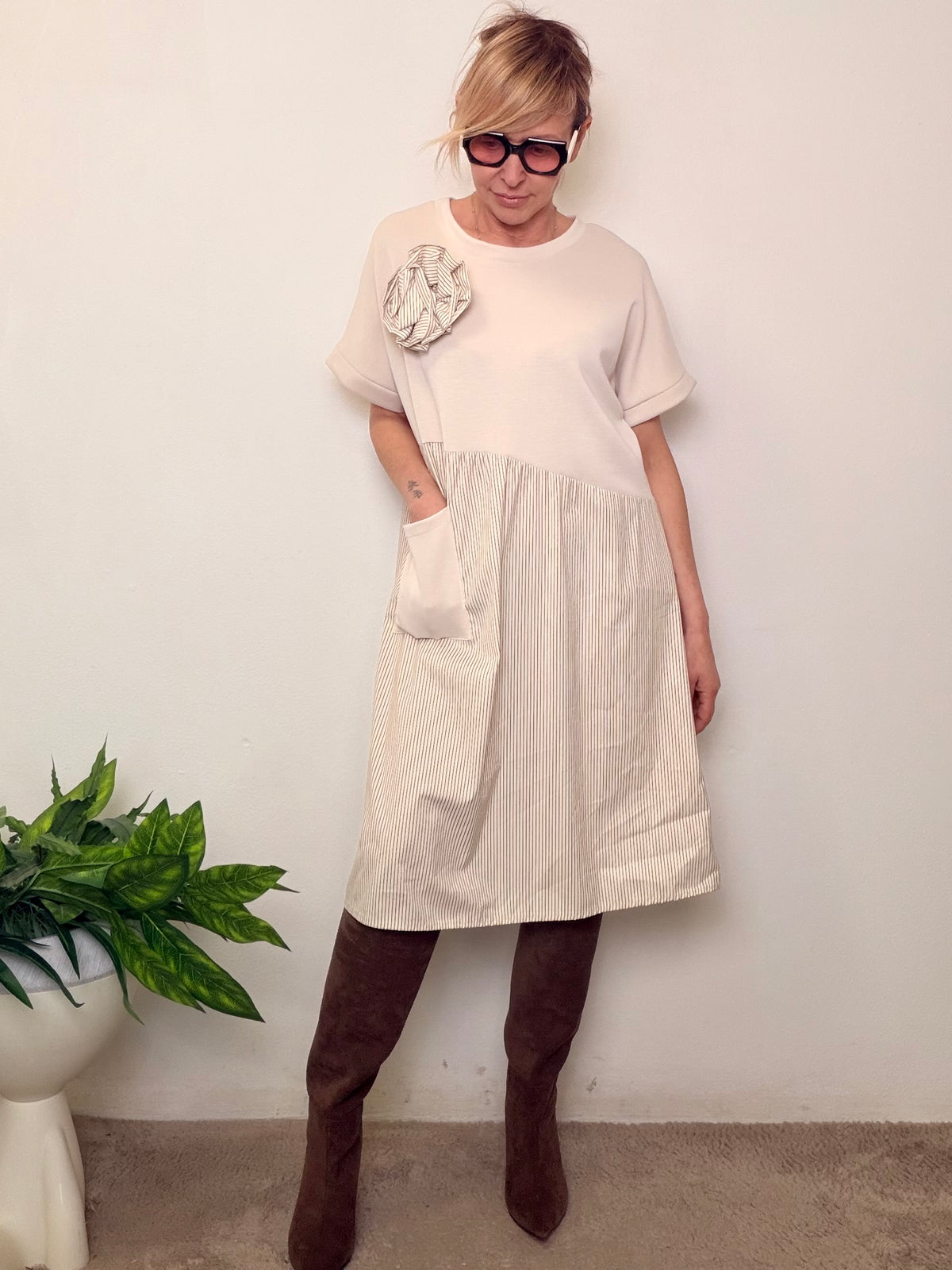 Abito bianco gonna righe beige fiore applicato