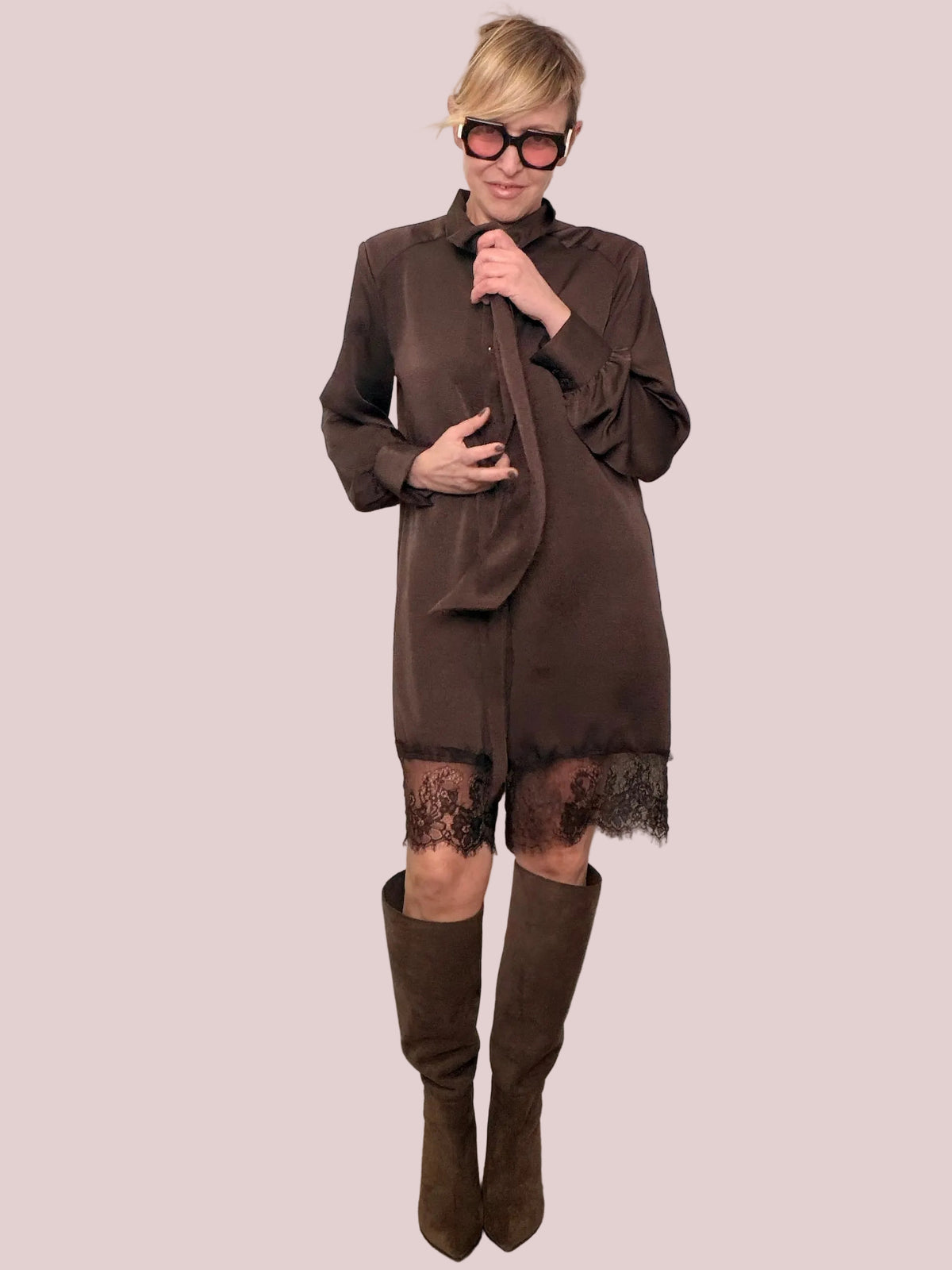 Tuta corta fiocco collo shorts pizzo marrone