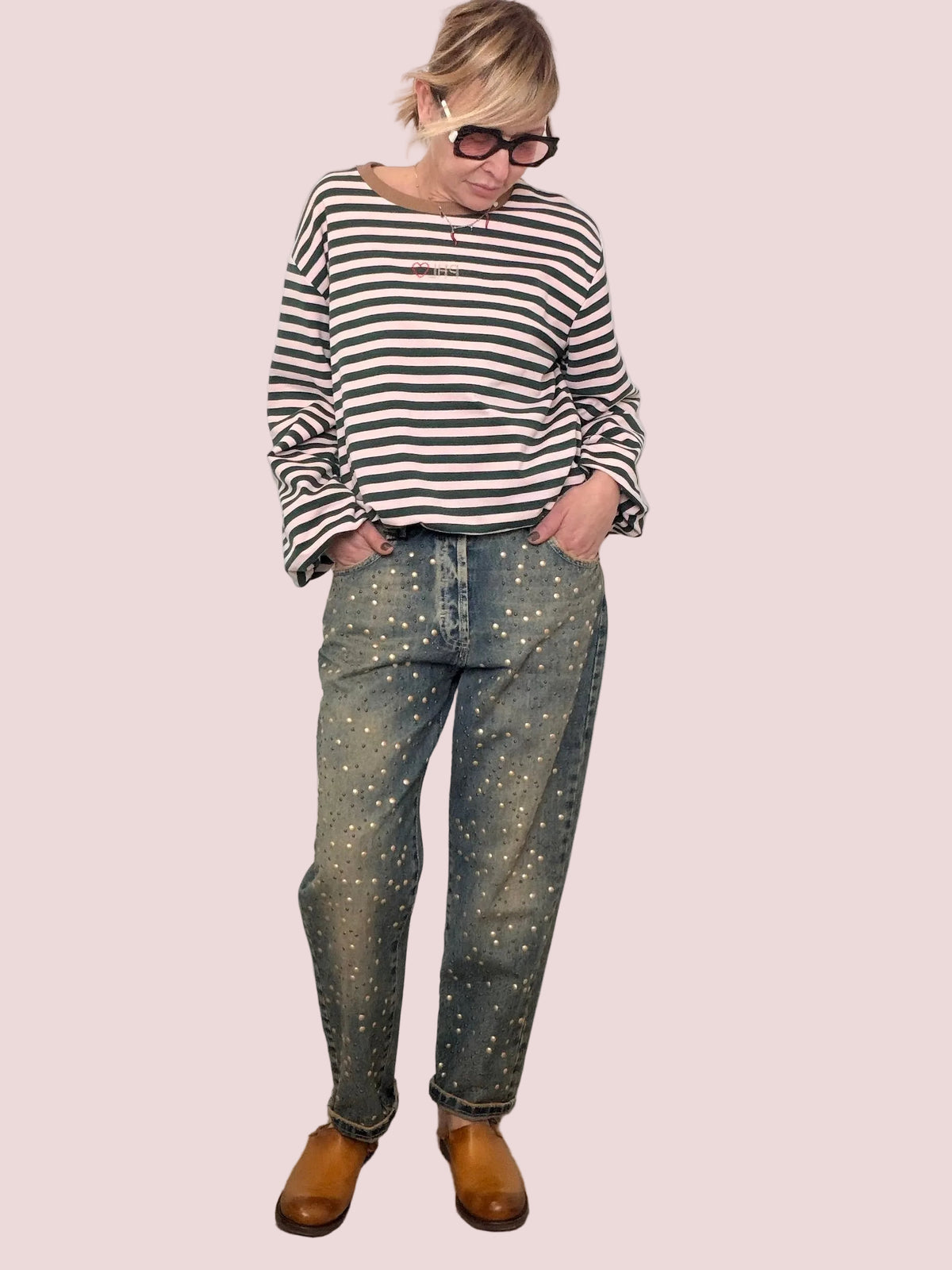 Jeans gamba dritta effetto used borchie bronzate