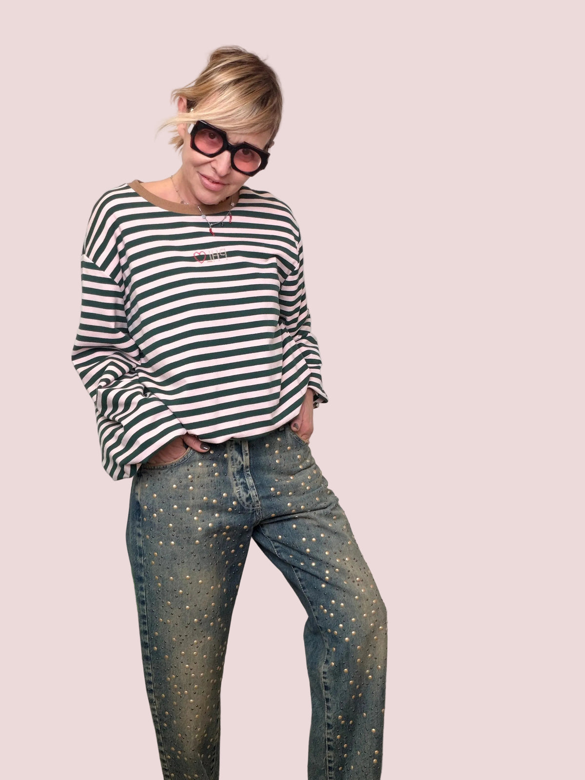 Jeans gamba dritta effetto used borchie bronzate