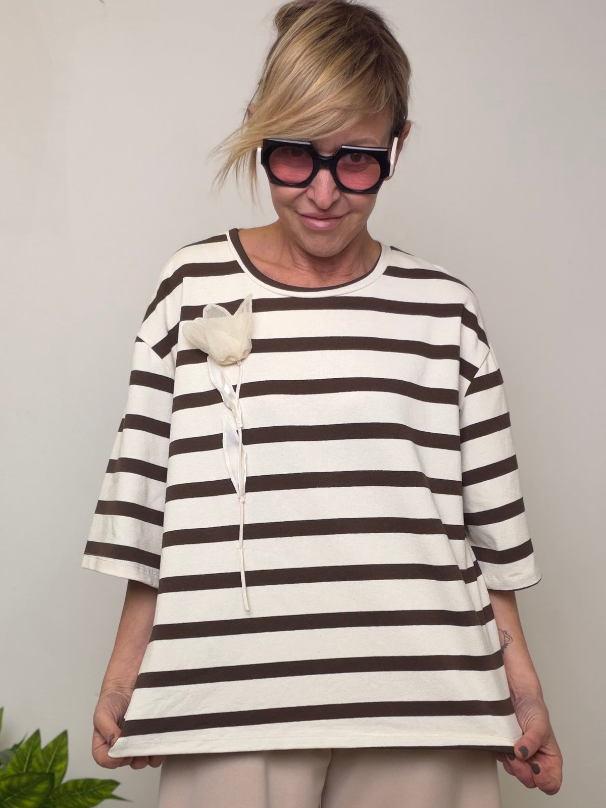 Maglia oversize righe bianche marroni fiore applicato