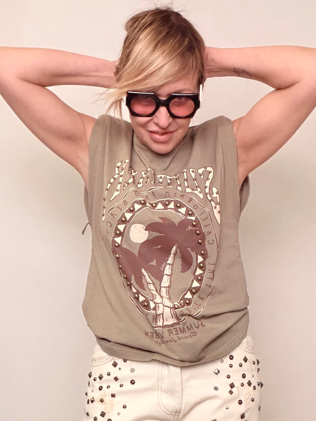 T-shirt beige senza maniche stampa squalo borchie