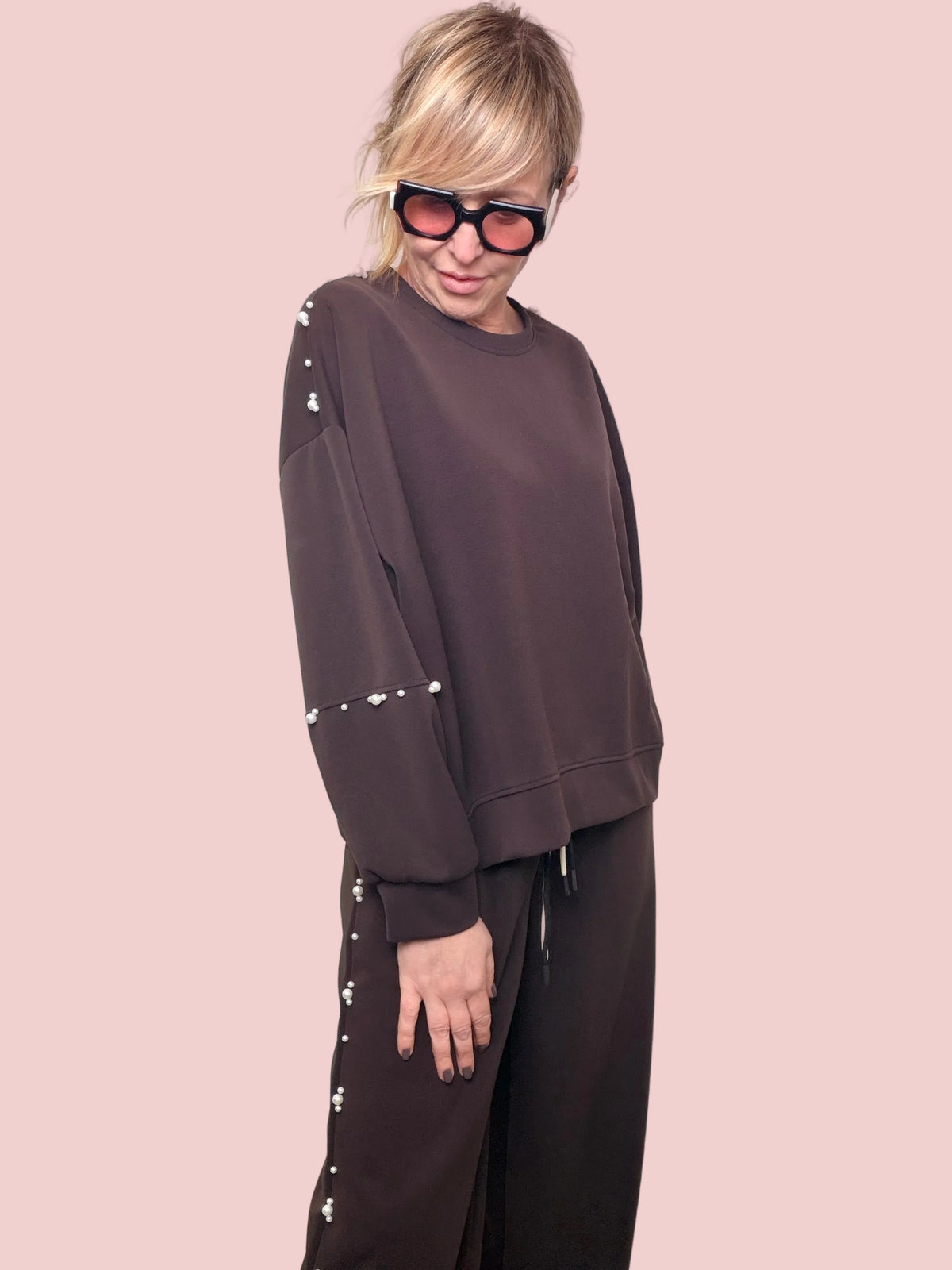 Completo marrone felpa pantalone applicazioni perle