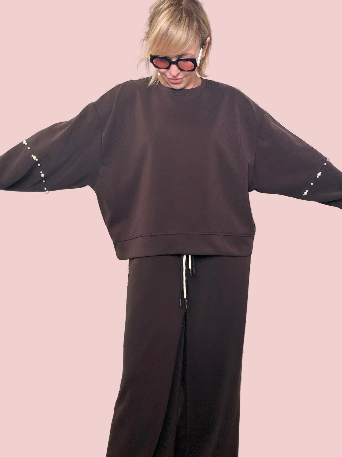 Completo marrone felpa pantalone applicazioni perle