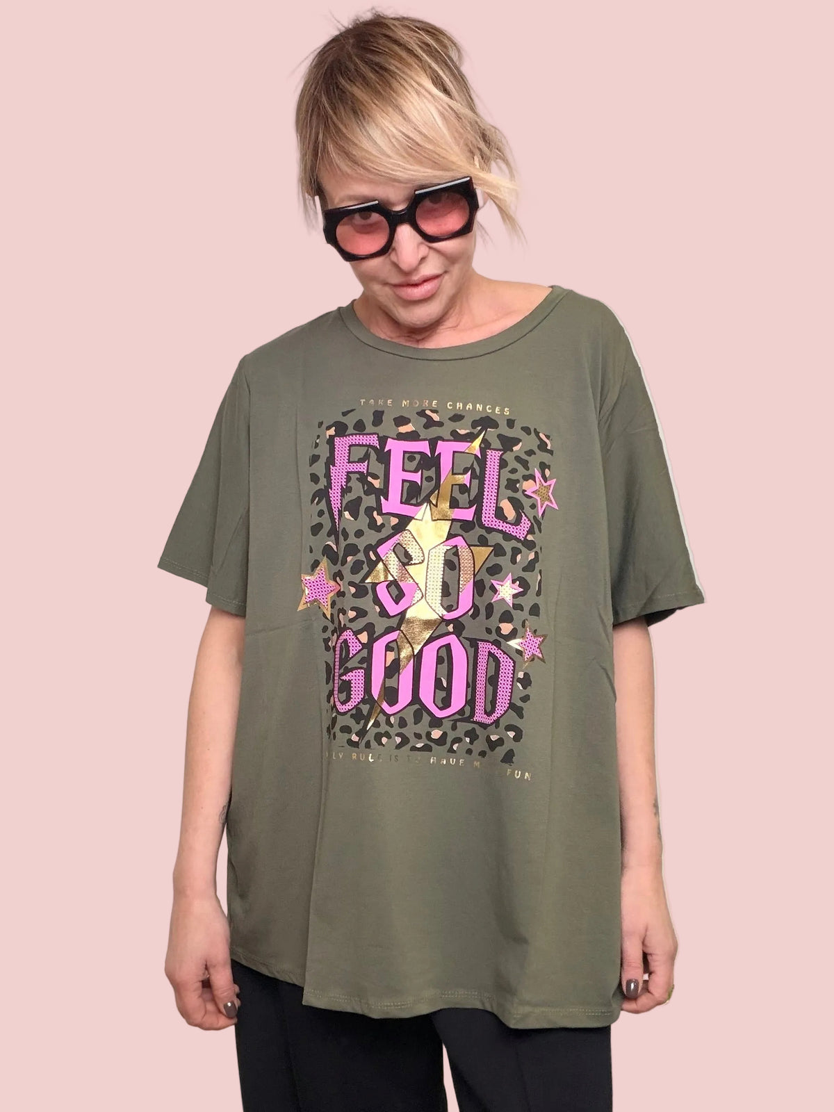T-shirt oversize verde militare stampa Feel So Good fucsia