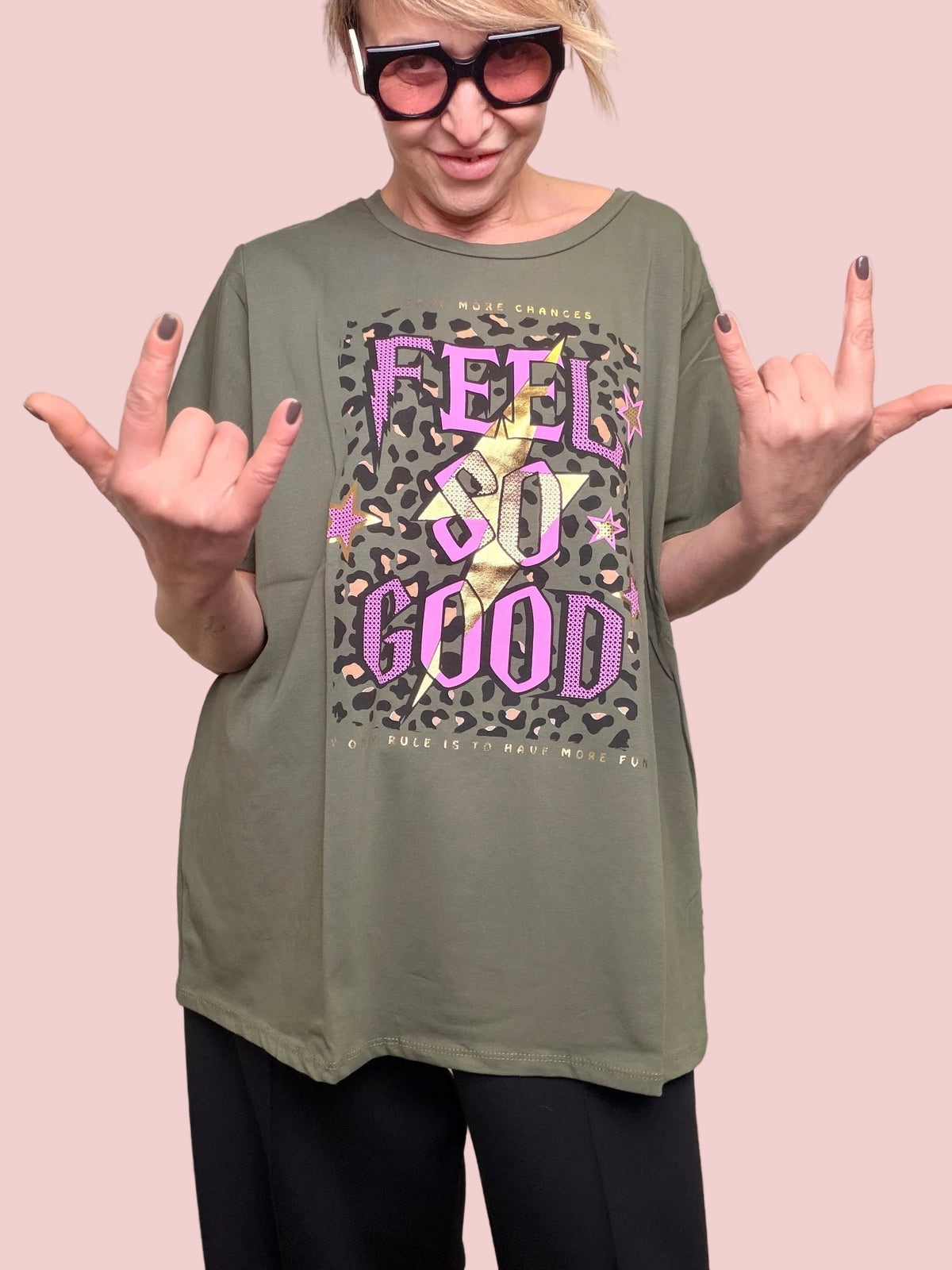 T-shirt oversize verde militare stampa Feel So Good fucsia