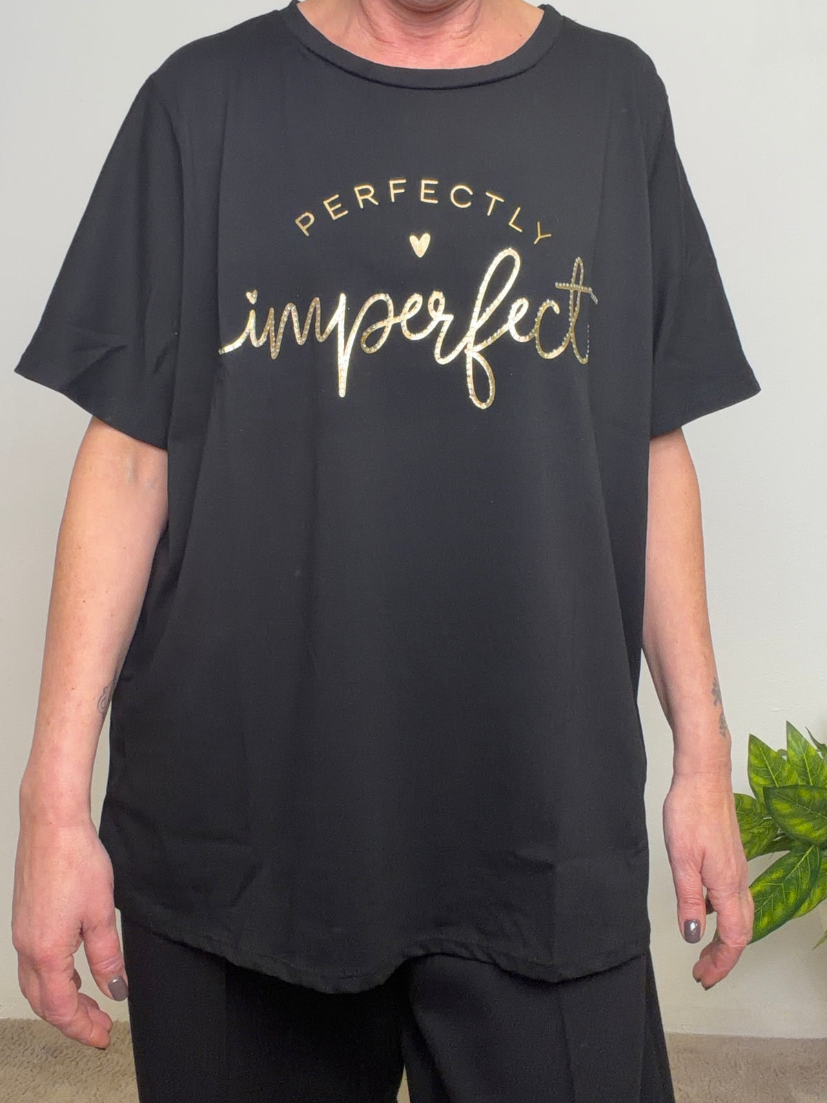 T-shirt oversize nera stampa Perfectly Imperfect dorata