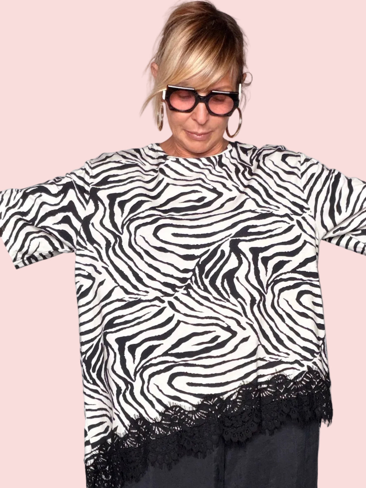 T-Shirt Oversize Stampa con Balza in Pizzo Nero