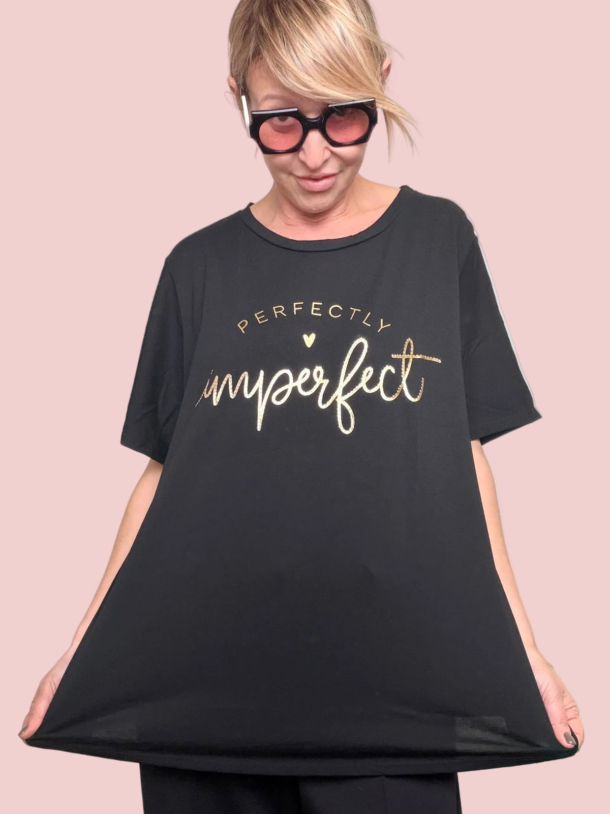 T-shirt oversize nera stampa Perfectly Imperfect dorata