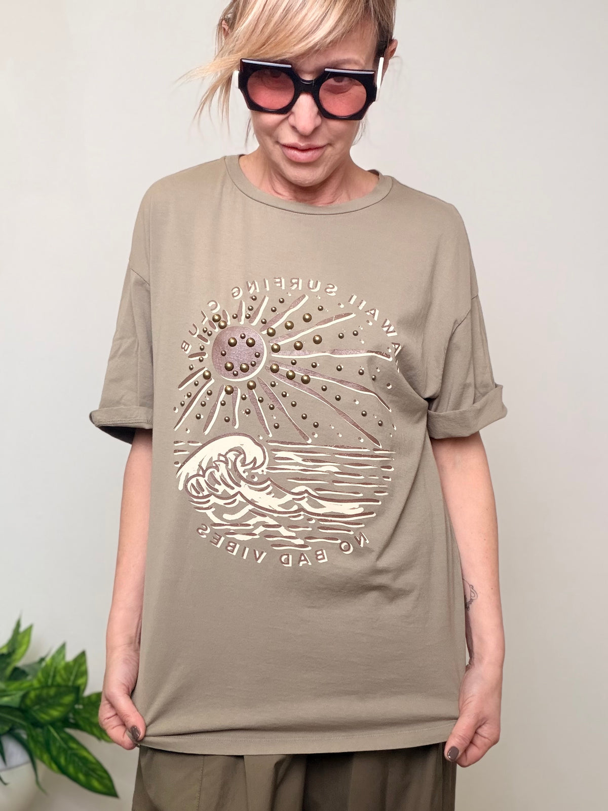 T-shirt oversize beige stampa surfing borchie