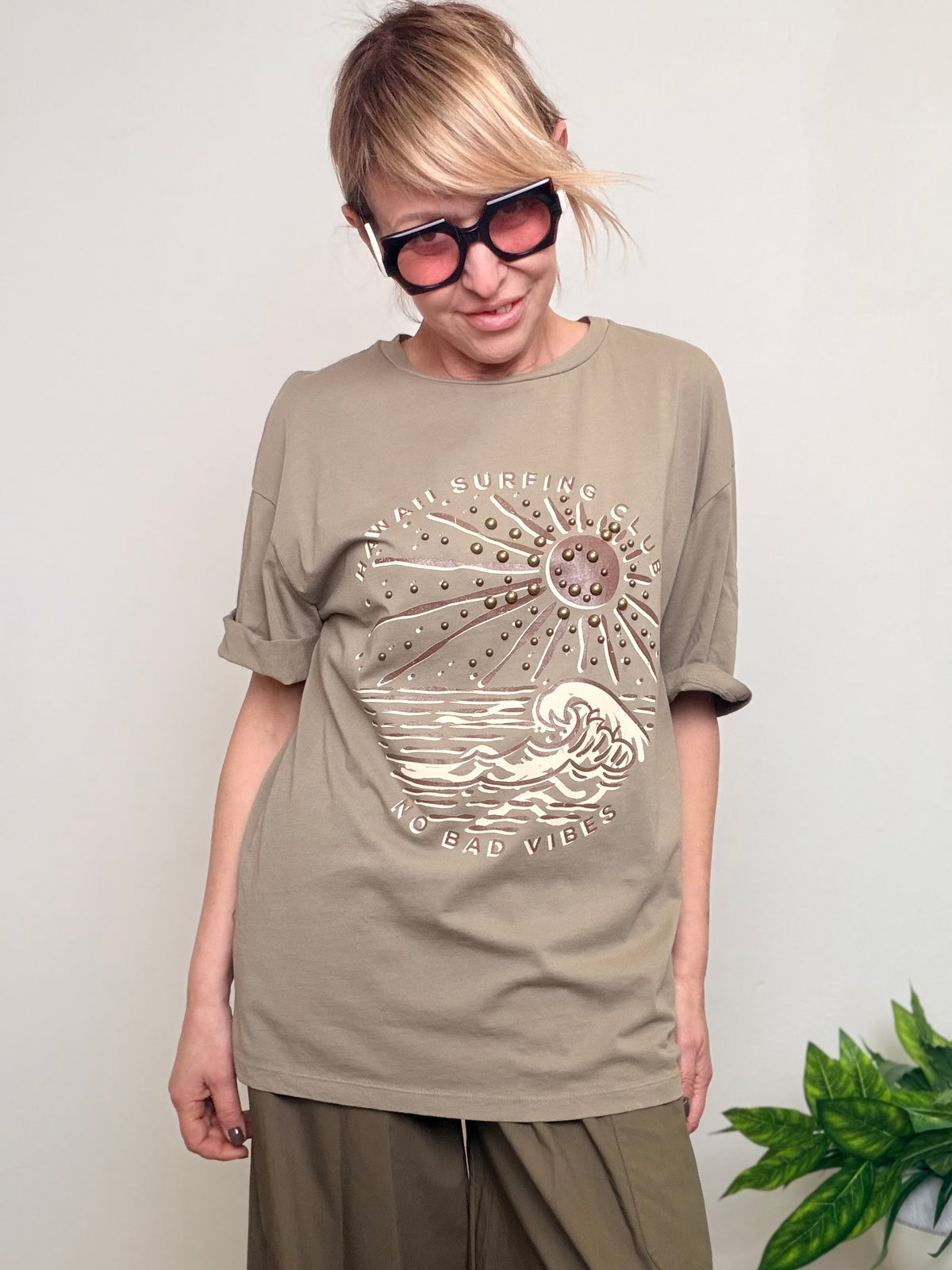 T-shirt oversize beige stampa surfing borchie