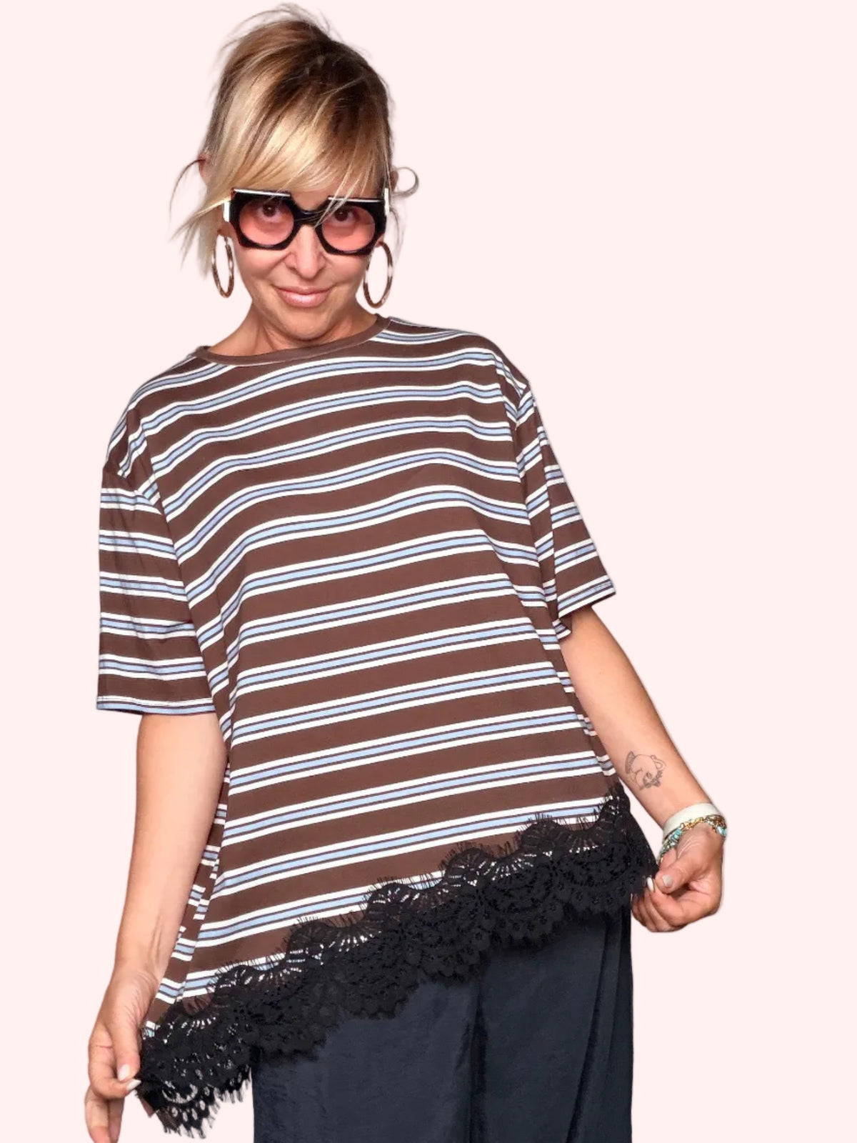 T-Shirt Oversize a Righe con Balza in Pizzo Nero