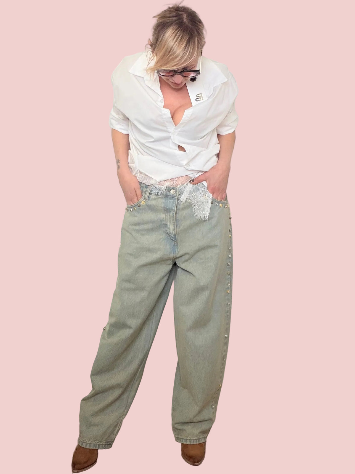 Jeans lavaggio thè palazzo borchie argentate