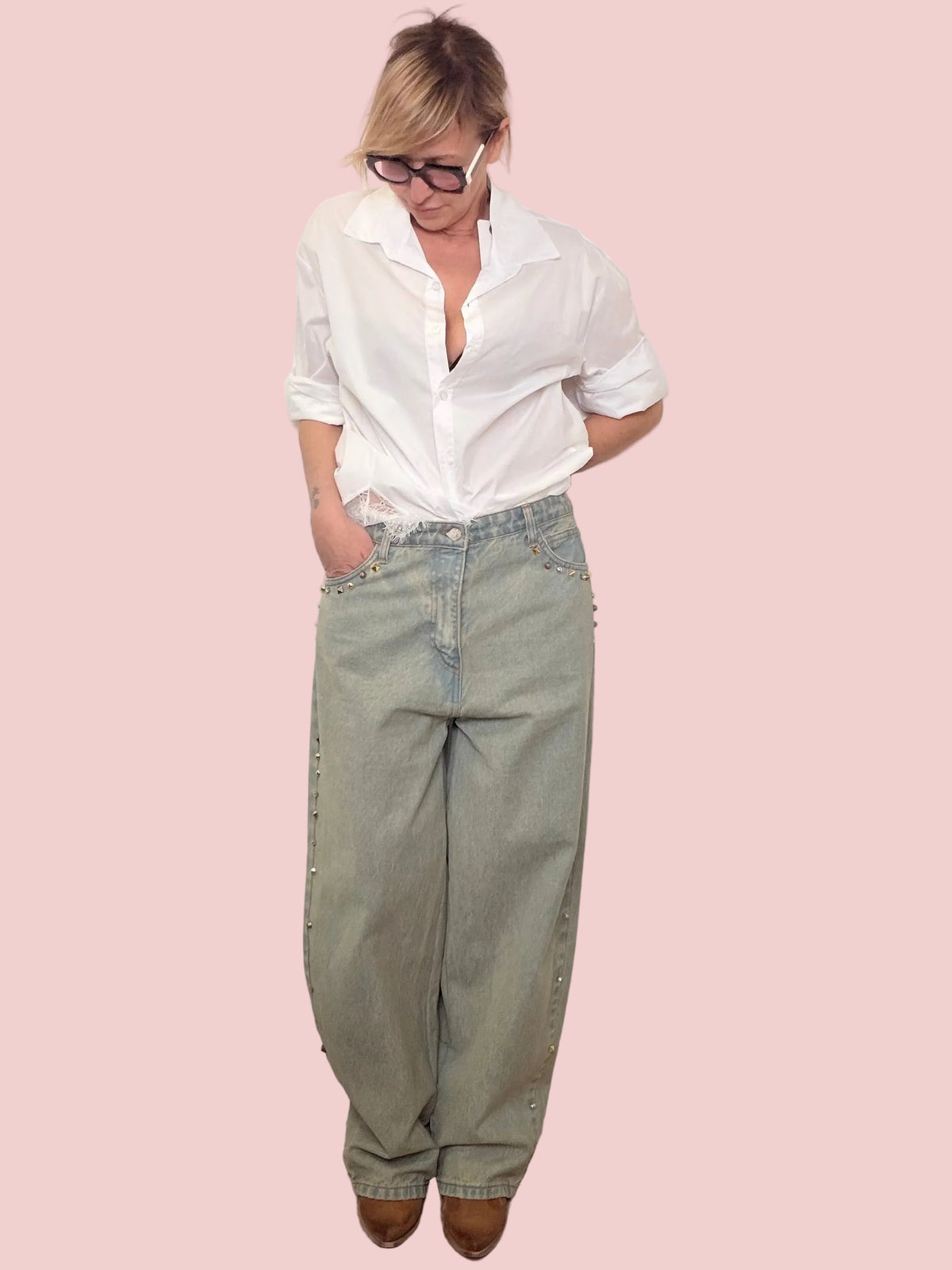 Jeans lavaggio thè palazzo borchie argentate