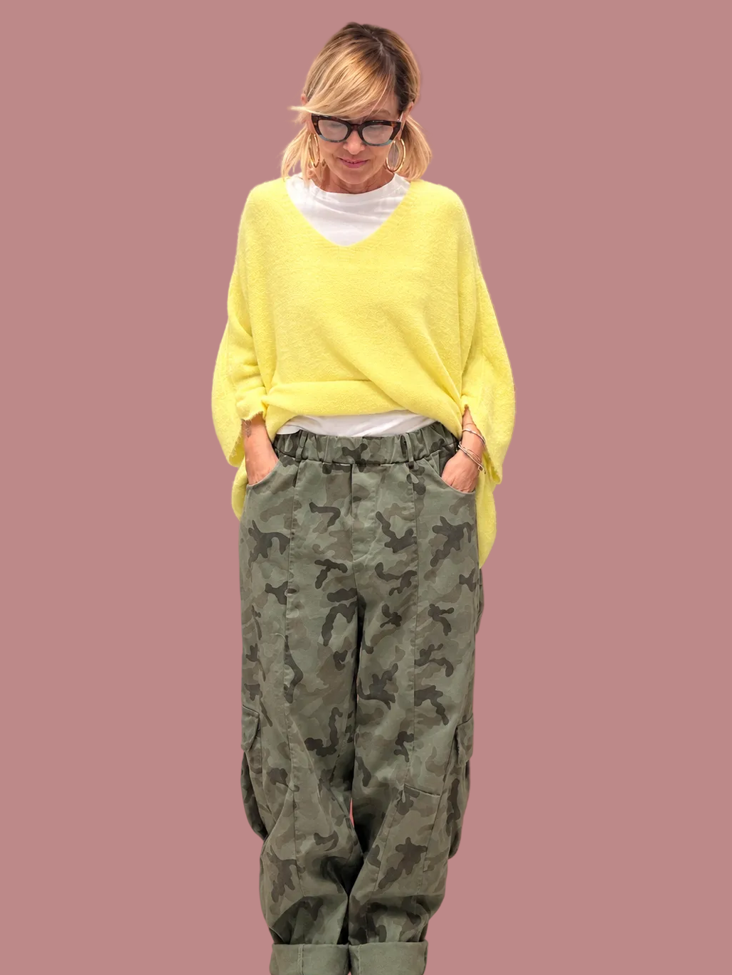 Pantalone cargo camouflage con gamba ampia