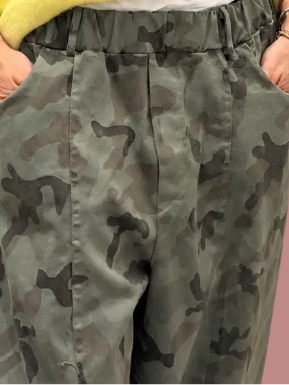 Pantalone cargo camouflage con gamba ampia
