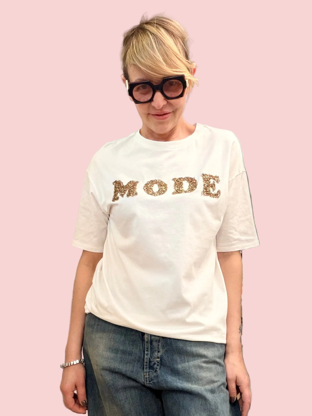 T-shirt Bianca con Scritta MODE in Paillettes Oro