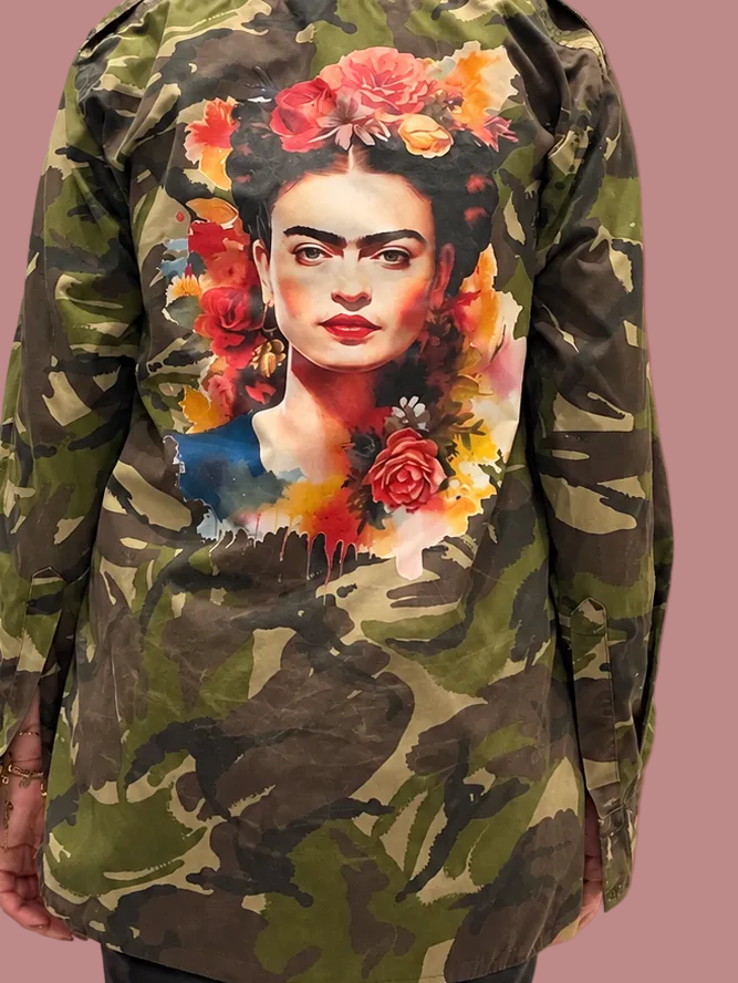 Camicia camouflage con stampa Frida sul retro
