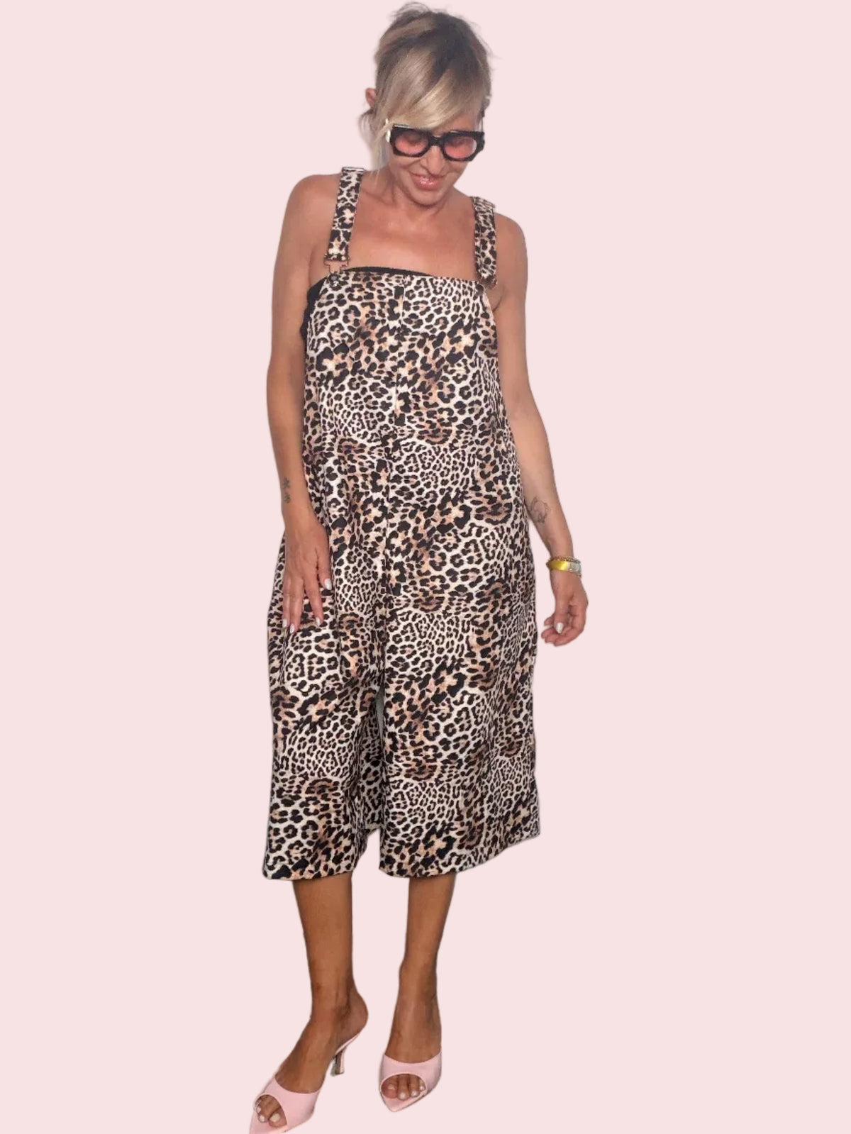 Salopette Jumpsuit Leopardata con Bretelle — Beige/Marrone