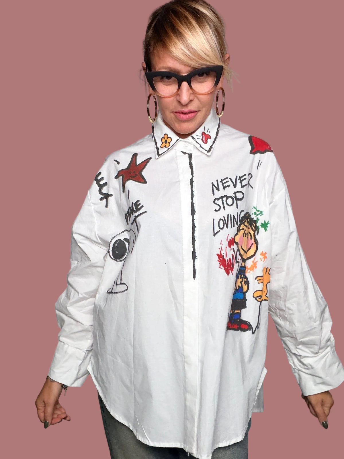 Camicia bianca oversize con stampa cartoon multicolore