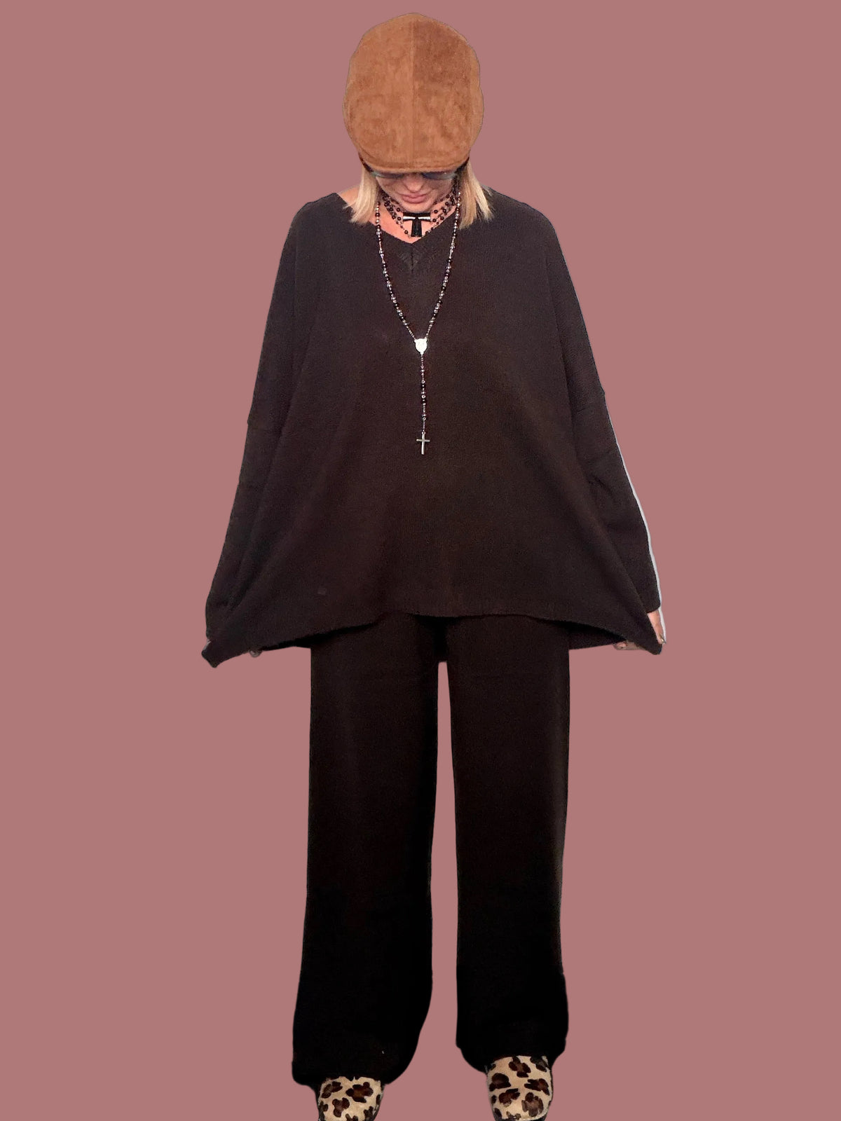 Completo in maglia con maxi pull a V e pantalone palazzo