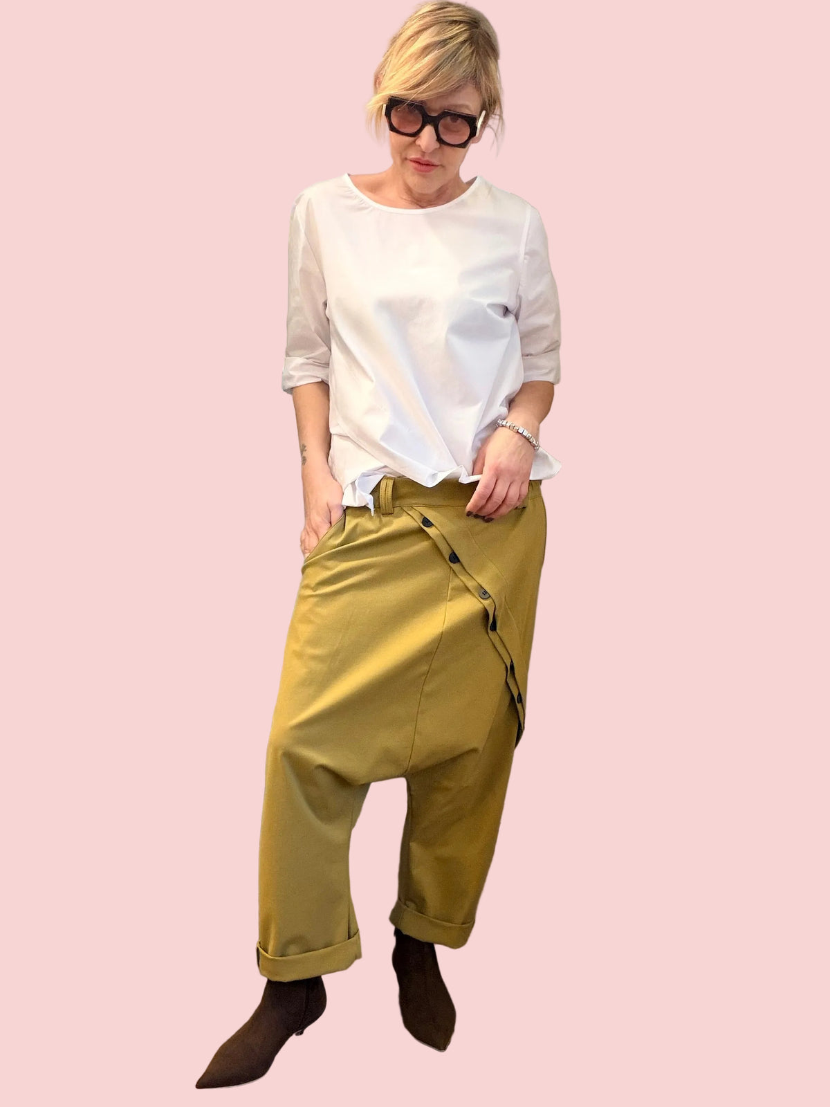 Pantaloni Cropped con Botton