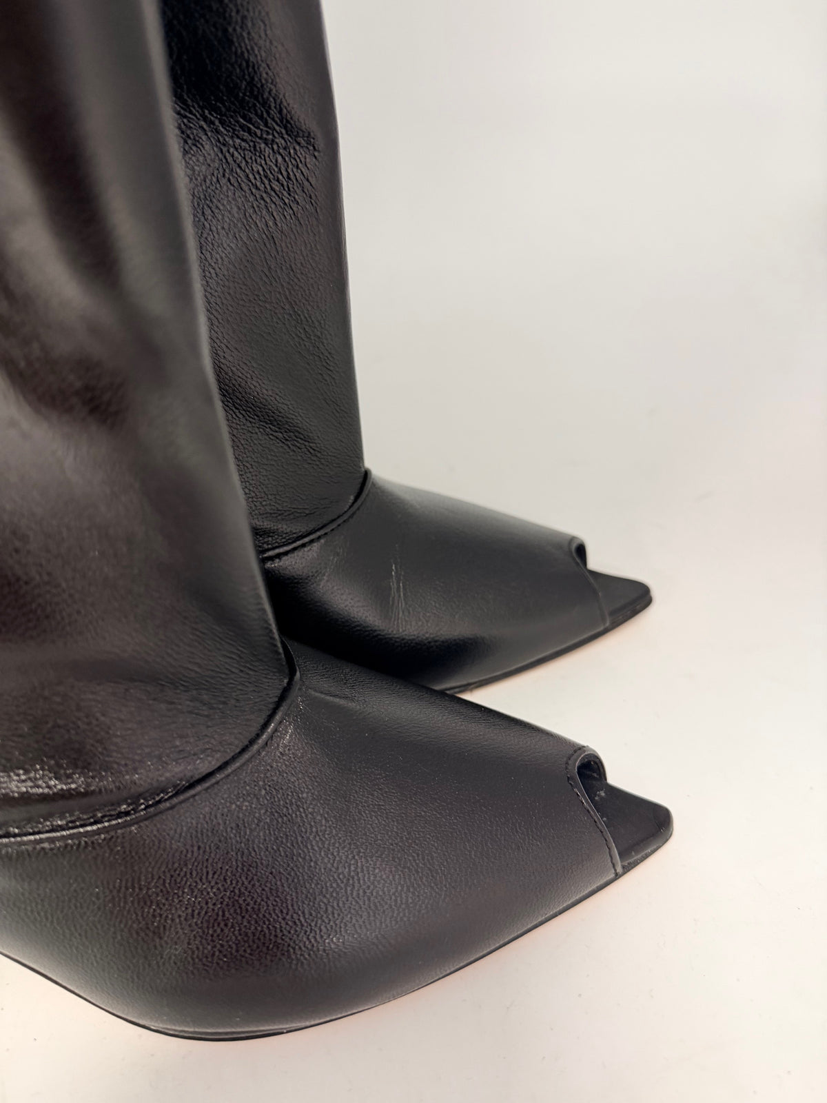 Stivaletto Kitten Heel con Gambale largo e punta aperta