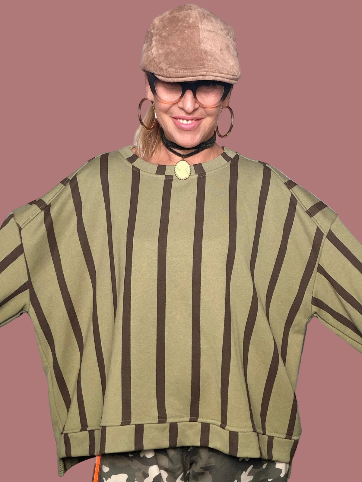 Felpa Over a Righe Verde Oliva con Maniche Ampie