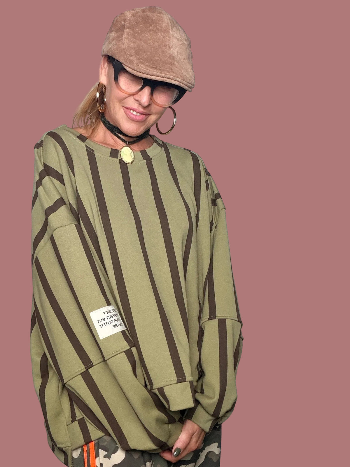 Felpa Over a Righe Verde Oliva con Maniche Ampie