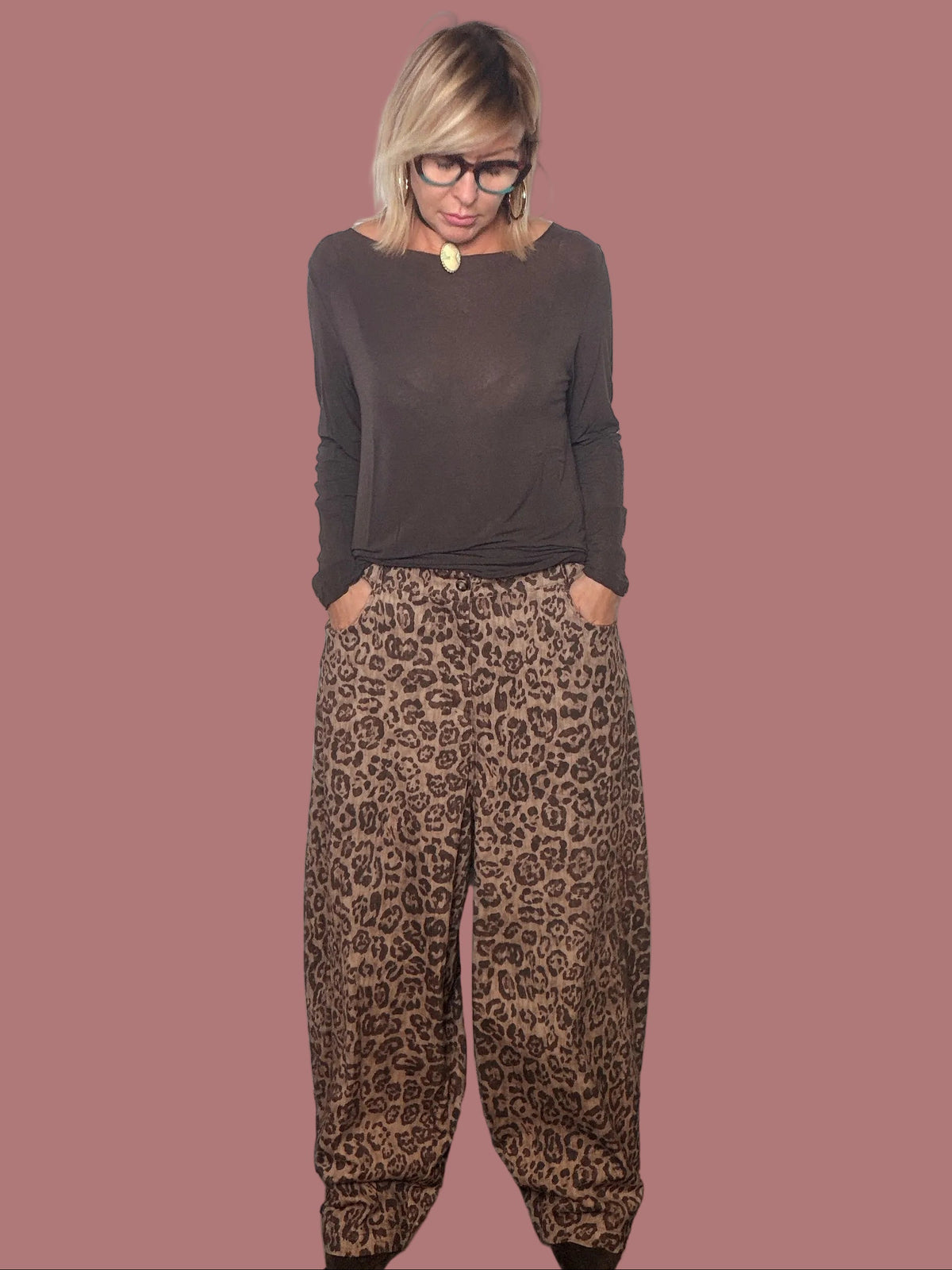 Pantalone over animalier beige e marrone indossato, vista frontale