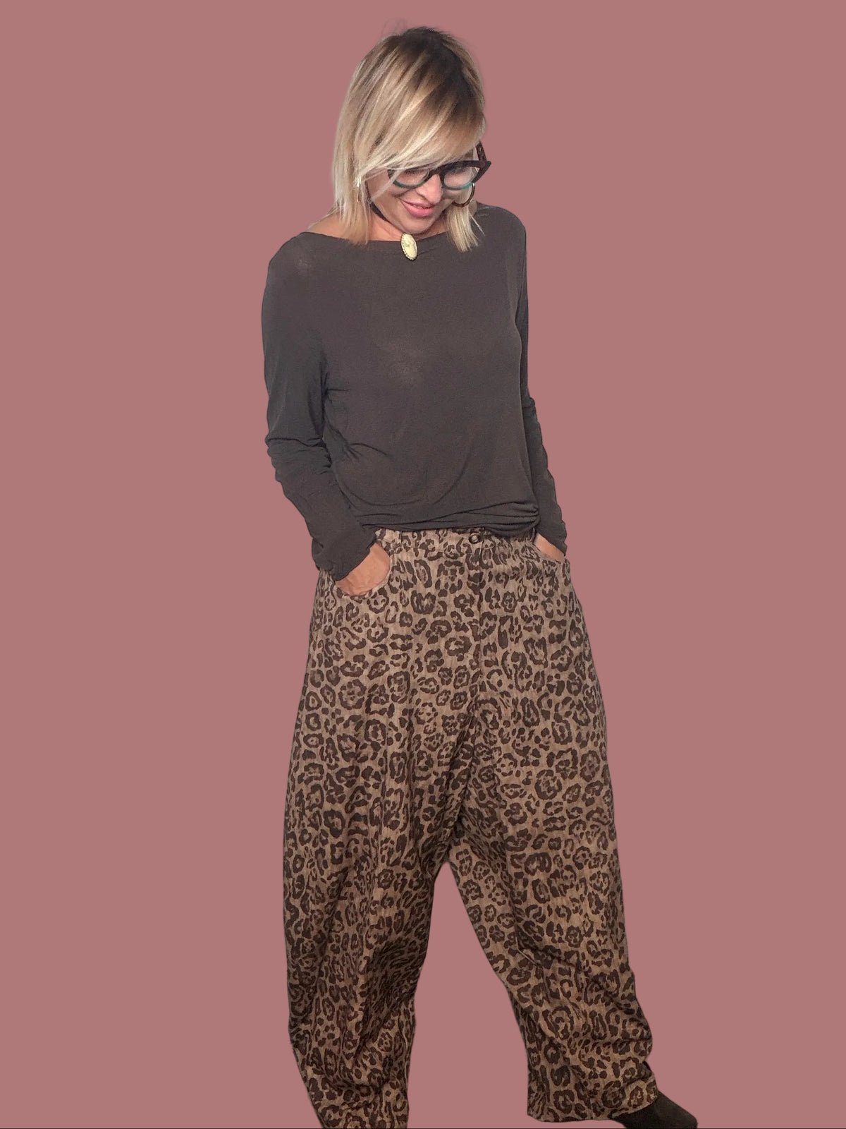 Pantalone over leopardato con tasche laterali e gamba ampia