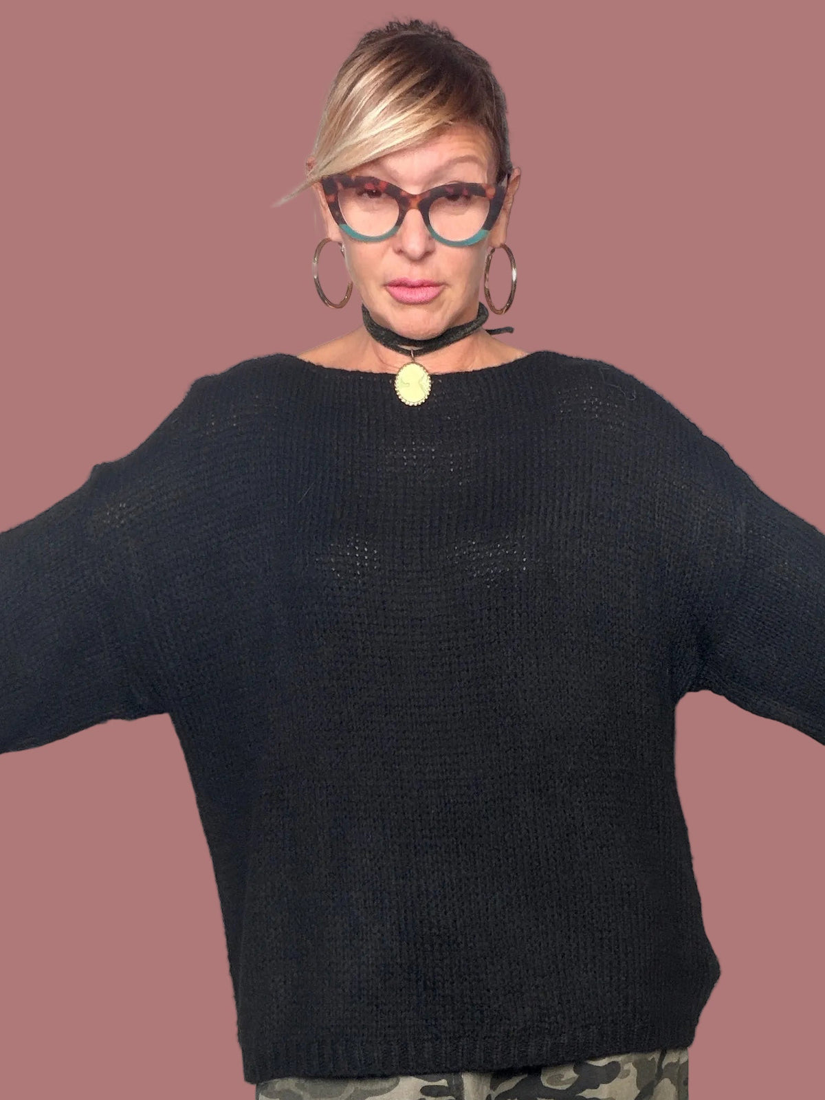 Maglia over nera con maniche ampie, vista frontale